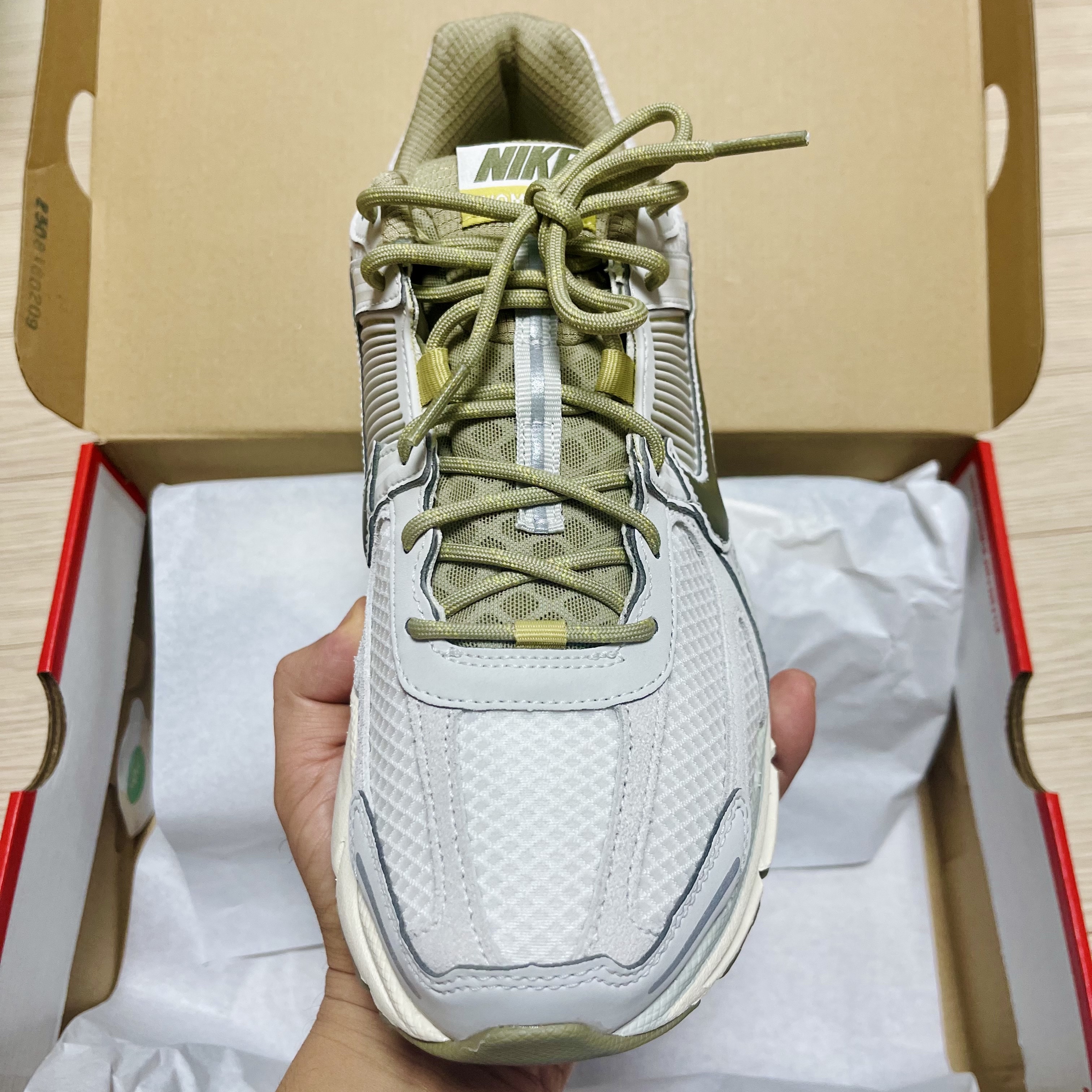 Nike Zoom Vomero 5 Light Bone and Phantom 착용 스타일 - 2