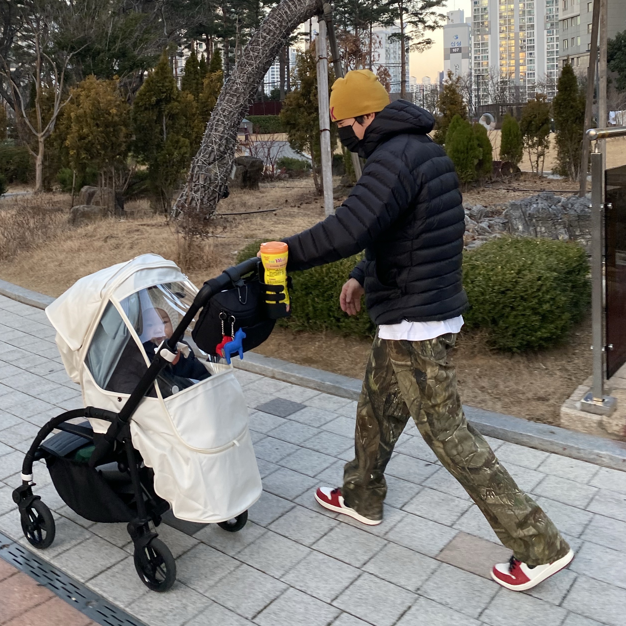 Stussy x Our Legacy Formal Cut Realtree Forest Camo, Jordan 1 Retro High OG Chicago 2022 착용 스타일
