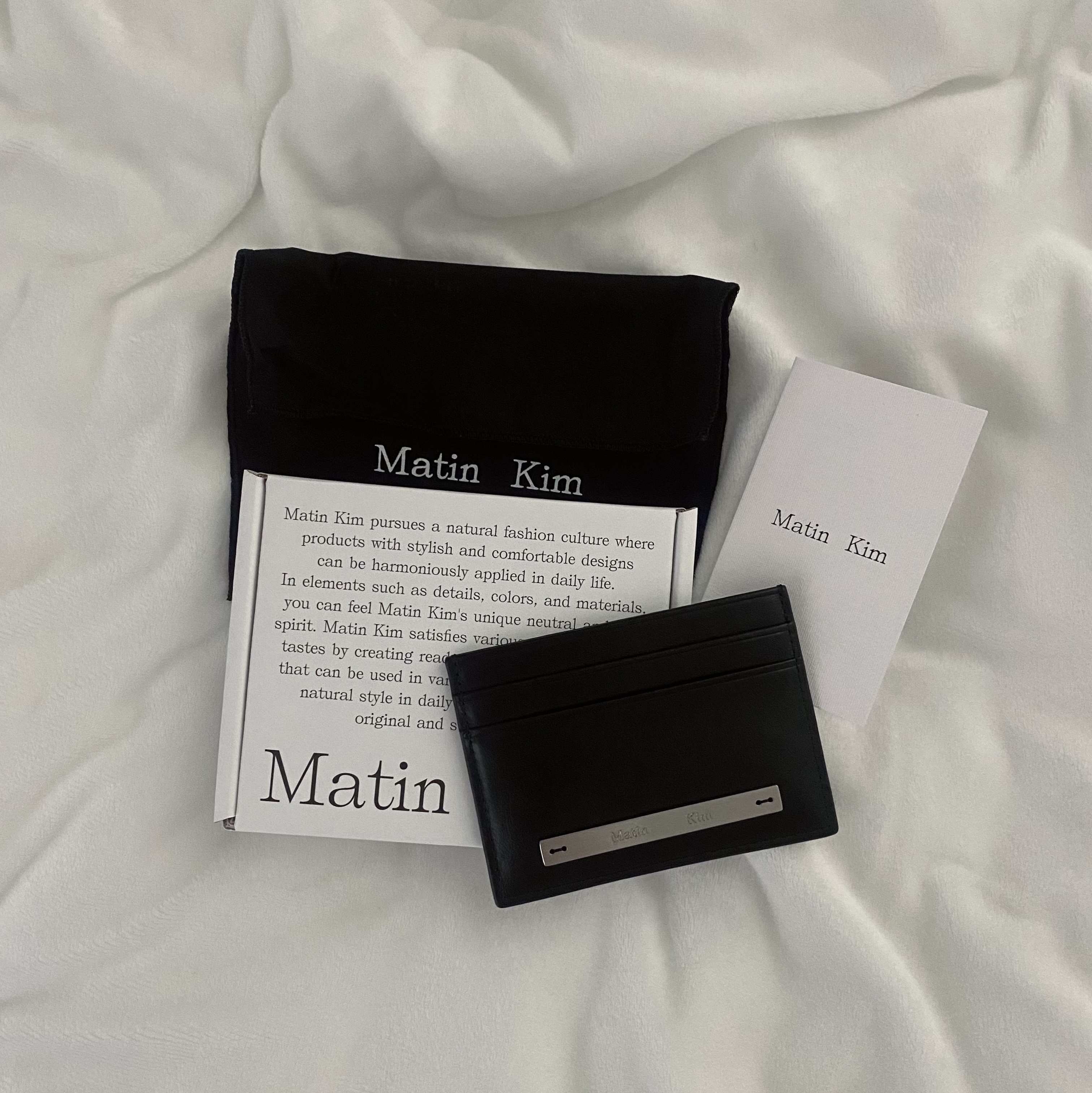 Matin Kim Vintage Card Wallet Black 착용 스타일