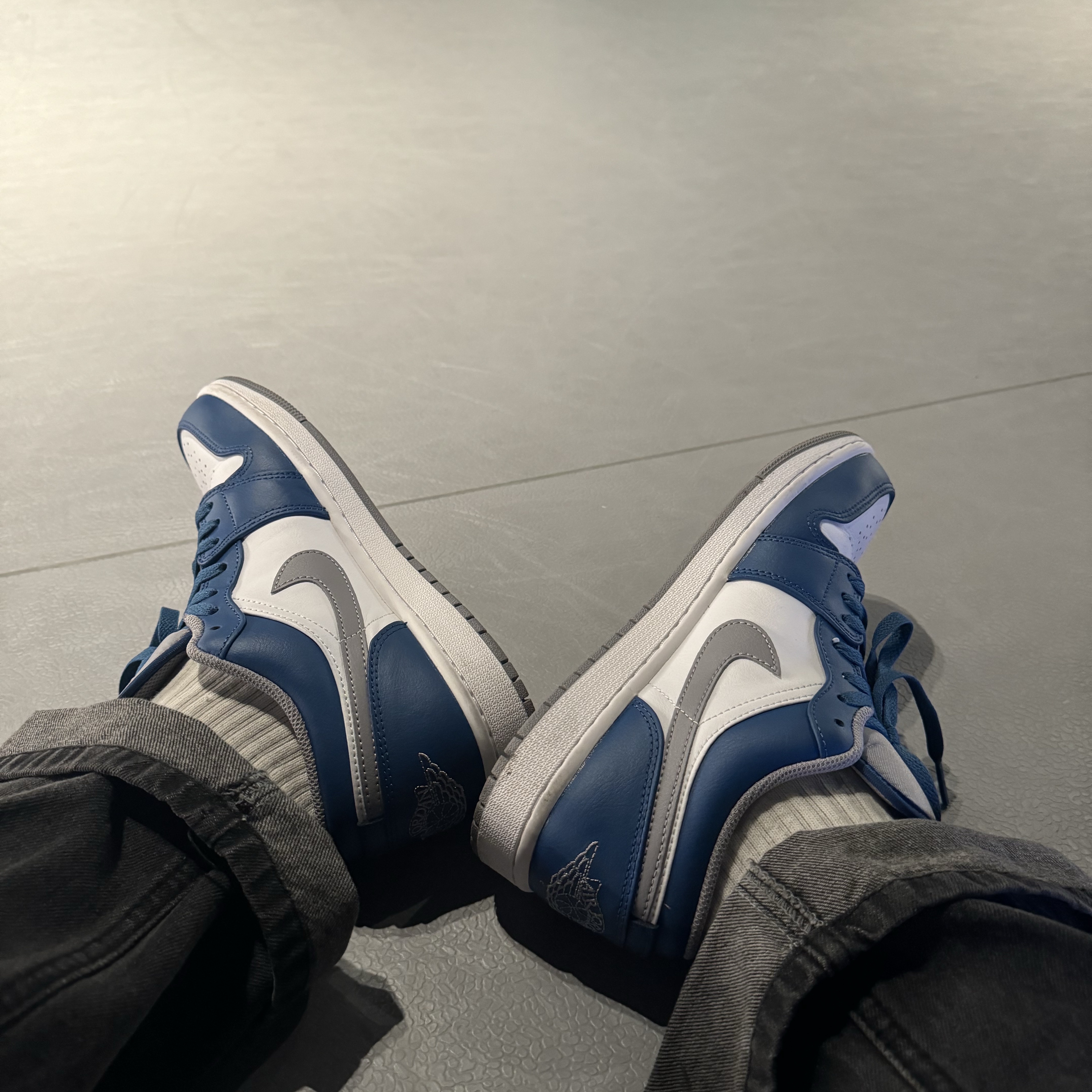 Jordan 1 Low True Blue Cement Grey 착용 스타일