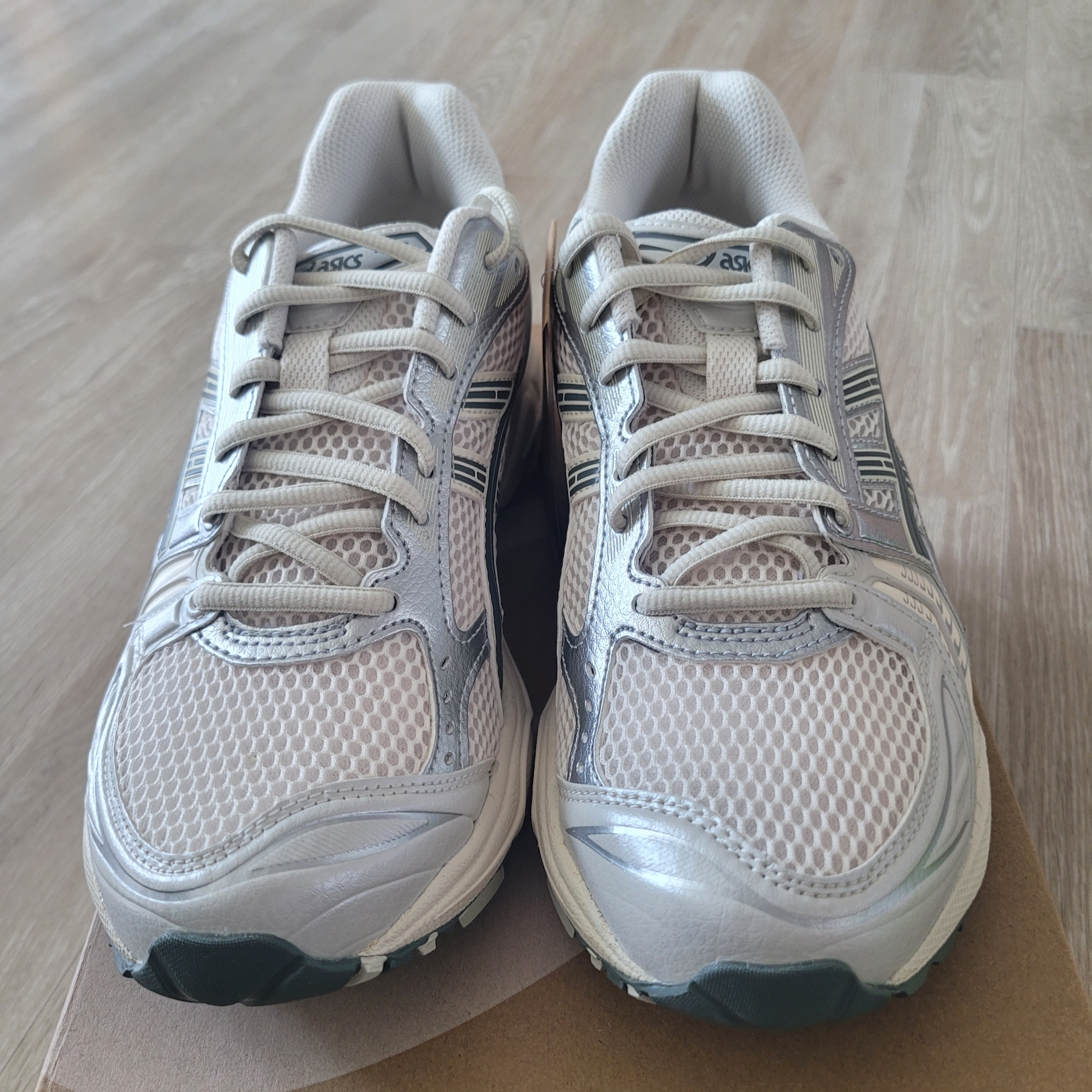 Asics Gel-Kayano 14 Birch Dark Pewter 착용 스타일 - 2