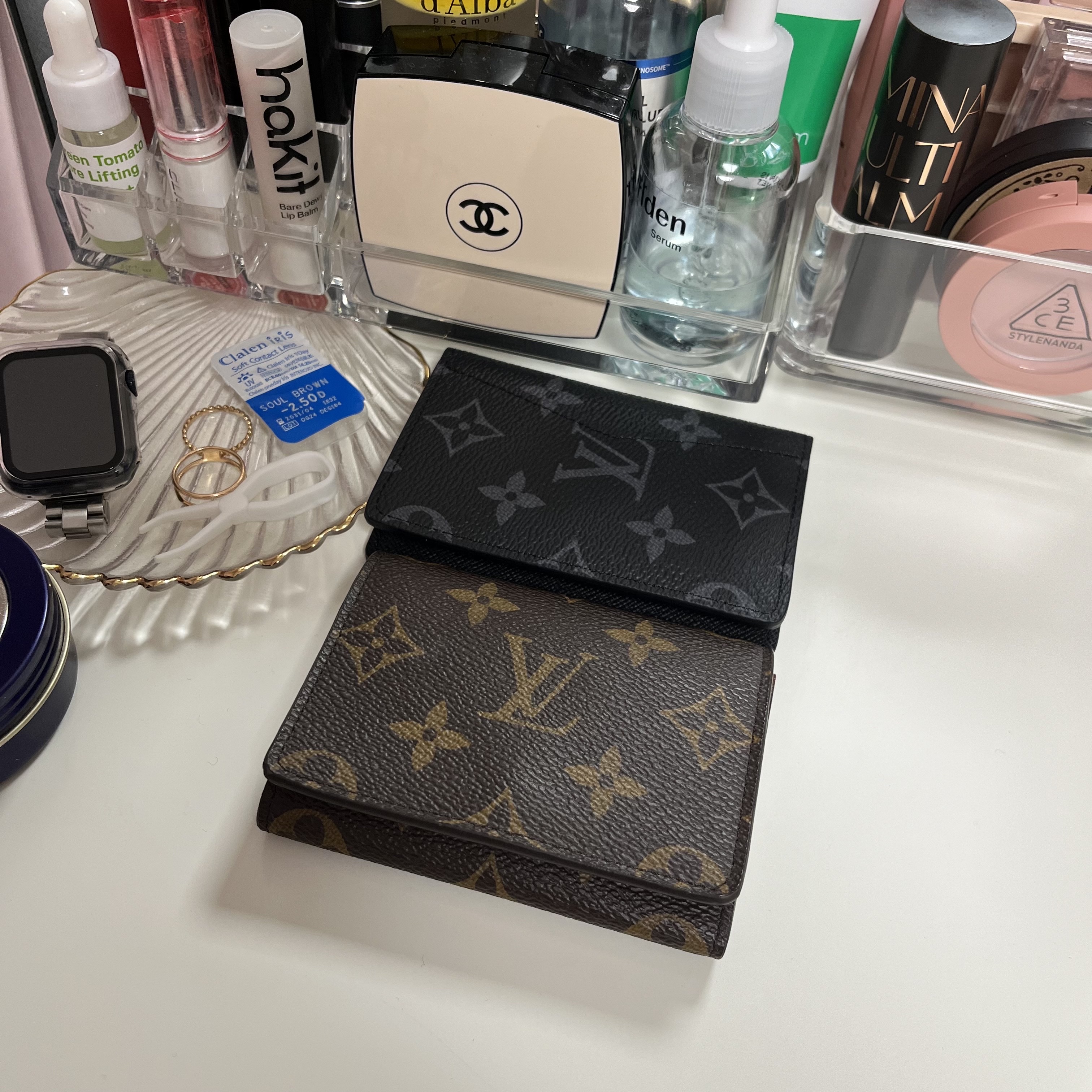 Louis Vuitton Pocket Organizer Monogram Eclipse, Louis Vuitton Envelope Business Card Holder Monogram 착용 스타일 - 2