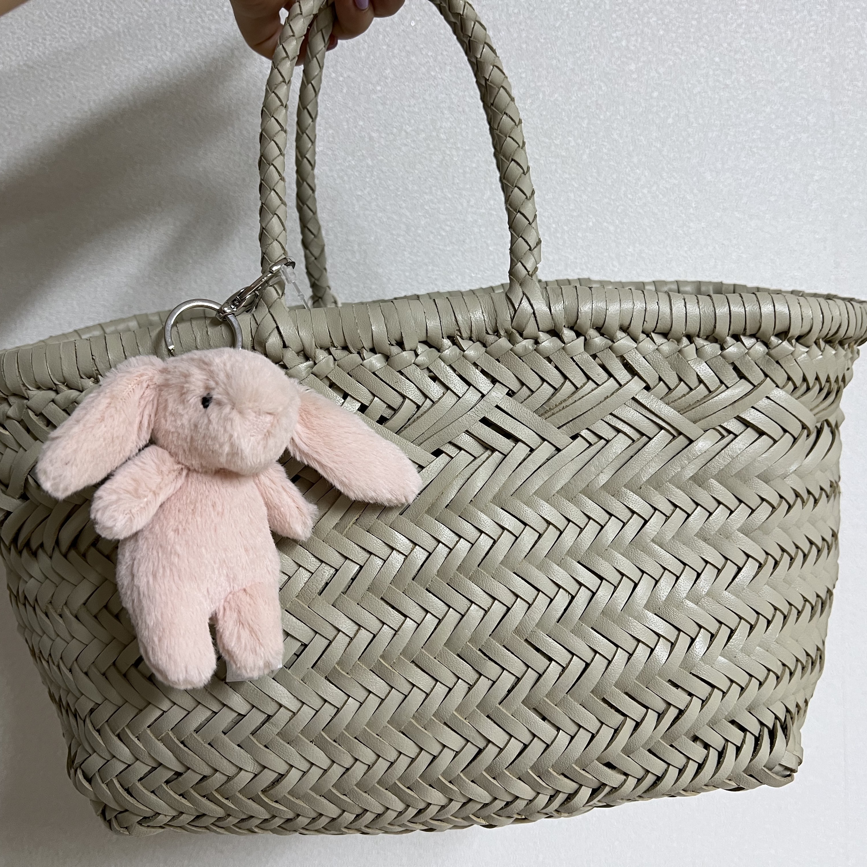 Jellycat Bashful Bunny Bag Charm Blush 착용 스타일 - 1