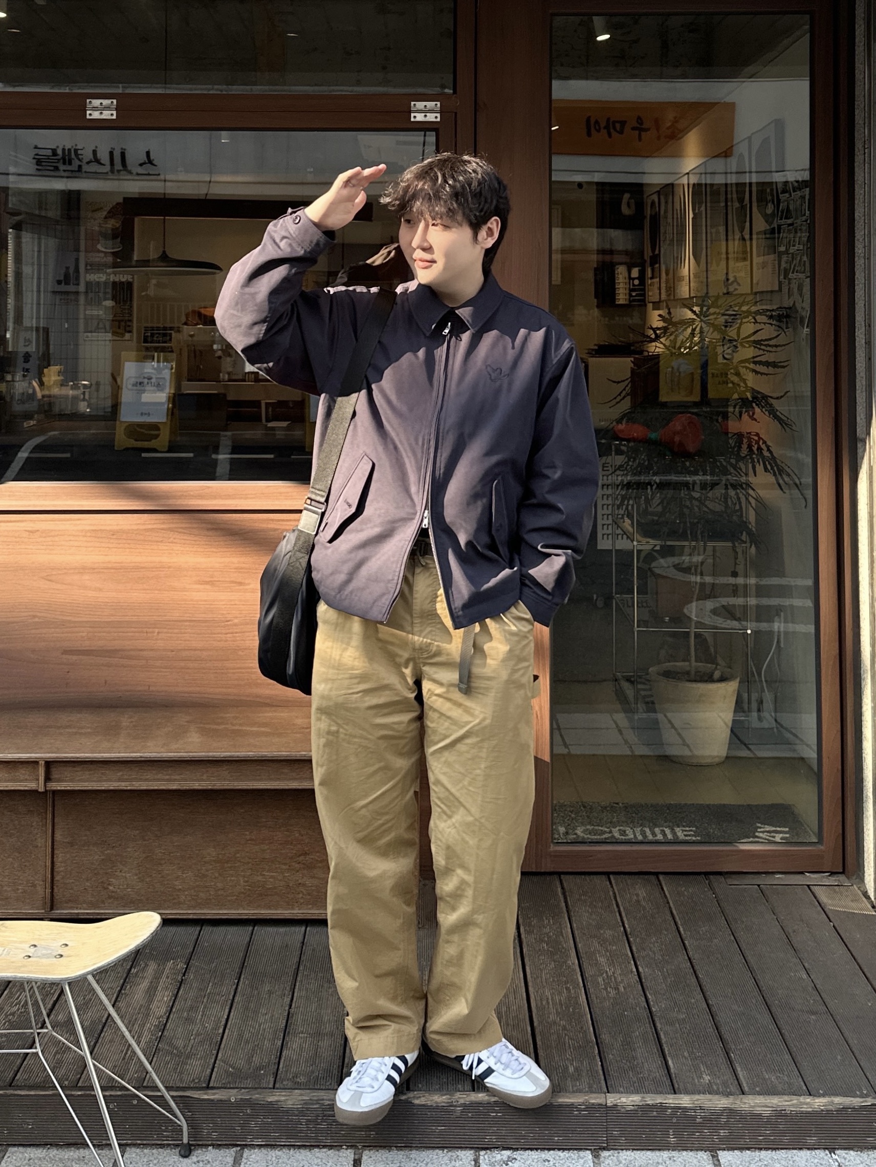 Adidas Jeans Cloud White Collegiate Navy Gum 착용 스타일 - 3