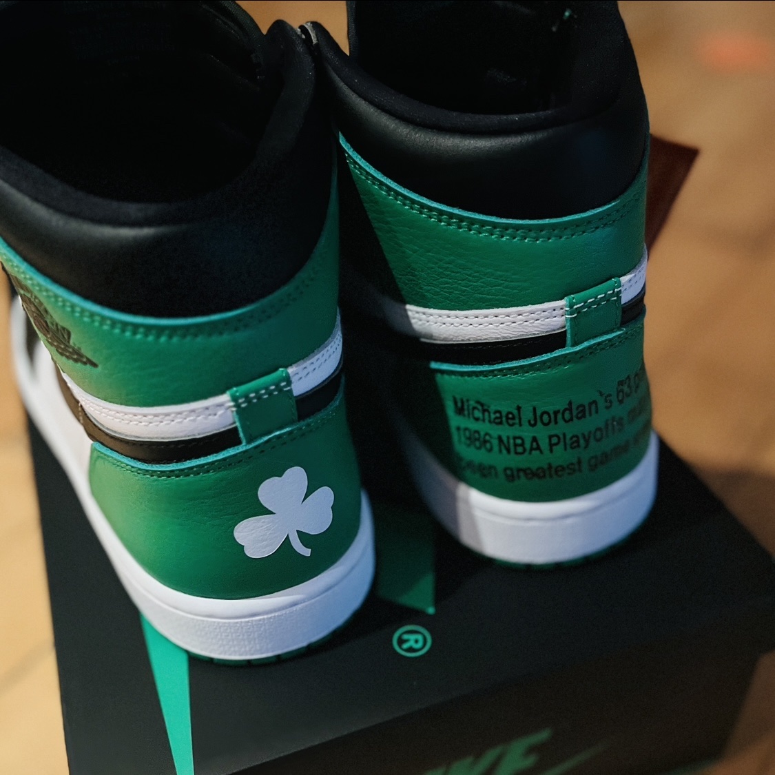 Jordan 1 Retro High OG Black and Lucky Green 착용 스타일 - 1