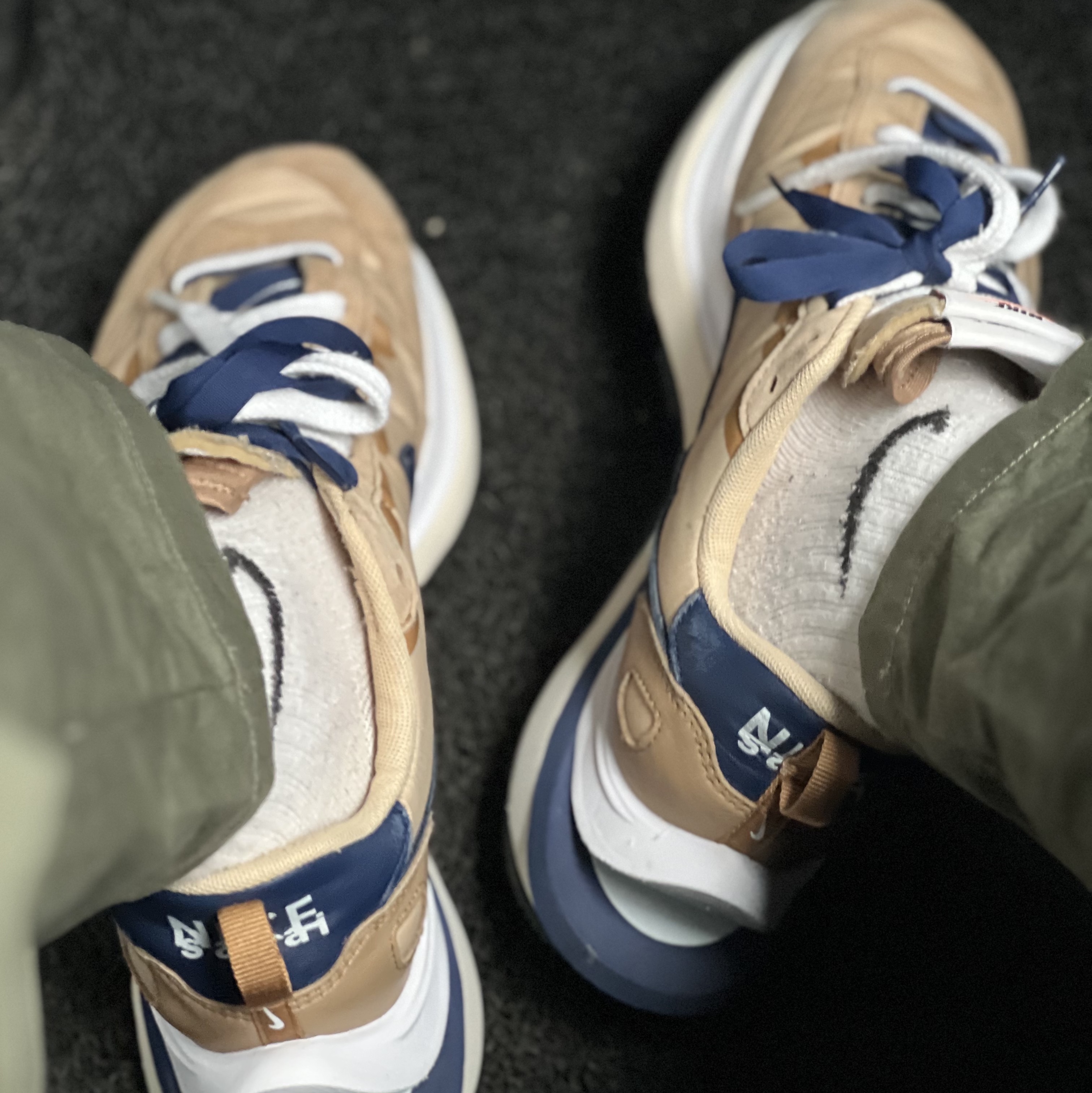 Nike x Sacai VaporWaffle Sesame and Blue Void 착용 스타일