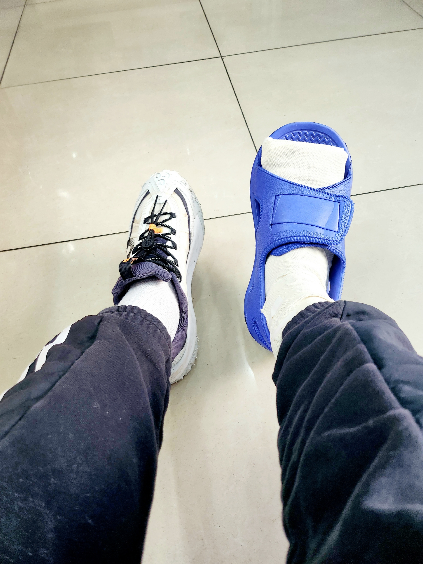 Nike ACG Mountain Fly 2 Low Summit White and Bright Mandarin 착용 스타일