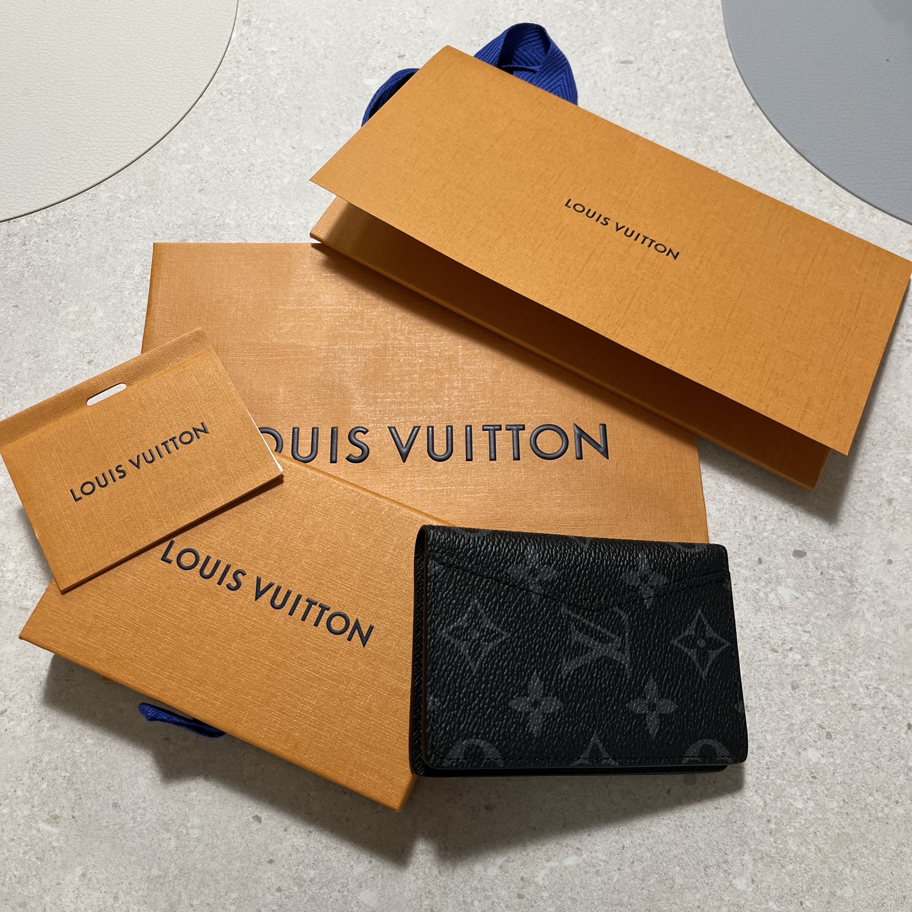 Louis Vuitton Pocket Organizer Monogram Eclipse, Louis Vuitton Envelope Business Card Holder Monogram 착용 스타일 - 1