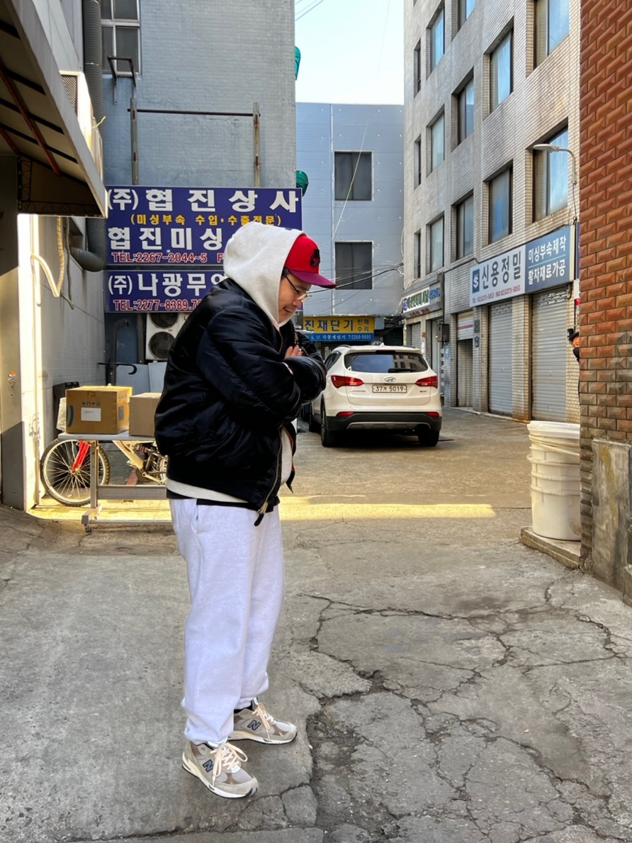 뉴발란스 x JJJ자운드 991 메이드 인 UK 그레이, 에센셜 더 코어 컬렉션 후드 라이트 오트밀 착용 스타일 - 2