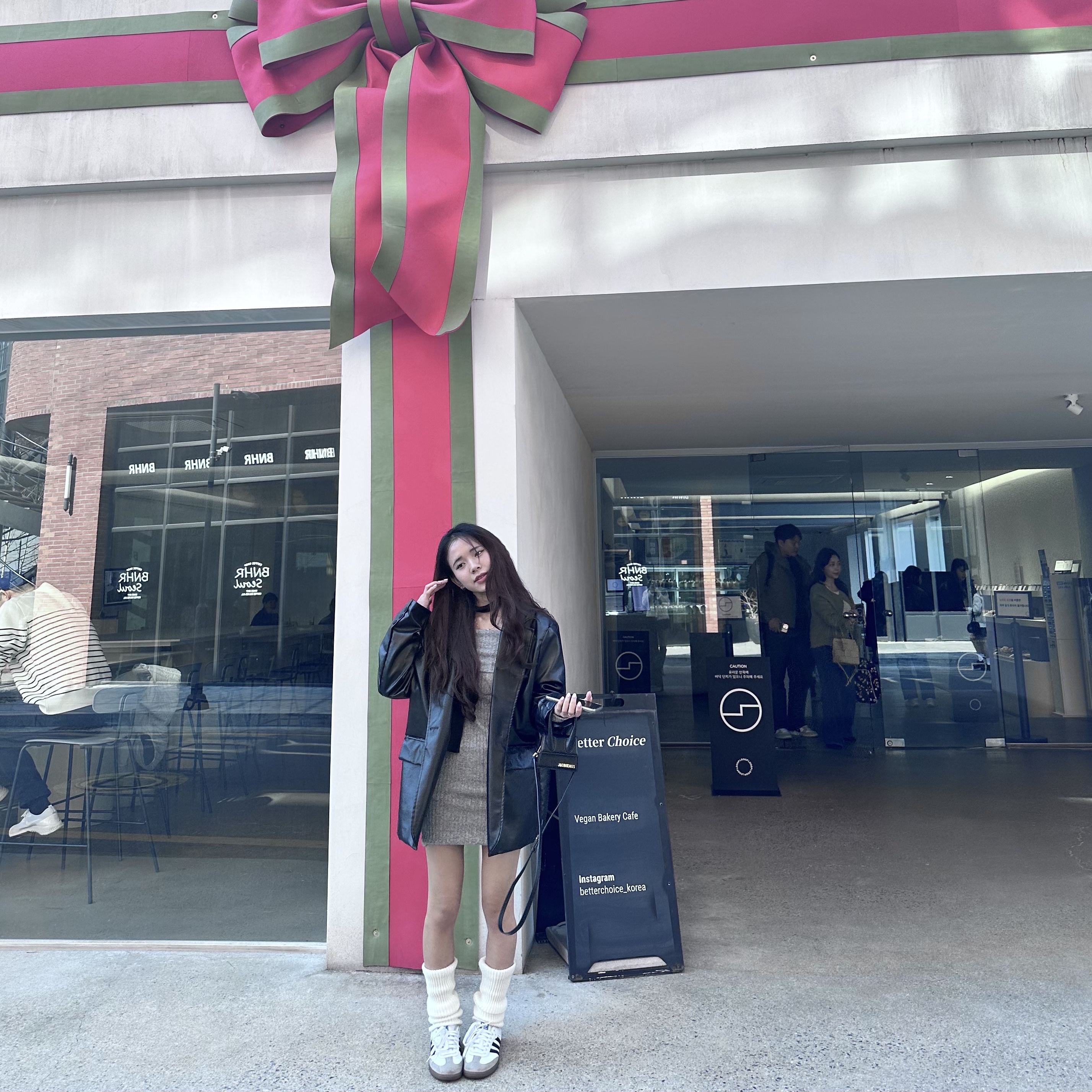 Adidas Samba Vegan White Black, Jacquemus Le Chiquito Signature Leather Mini Handbag Black 착용 스타일 - 3
