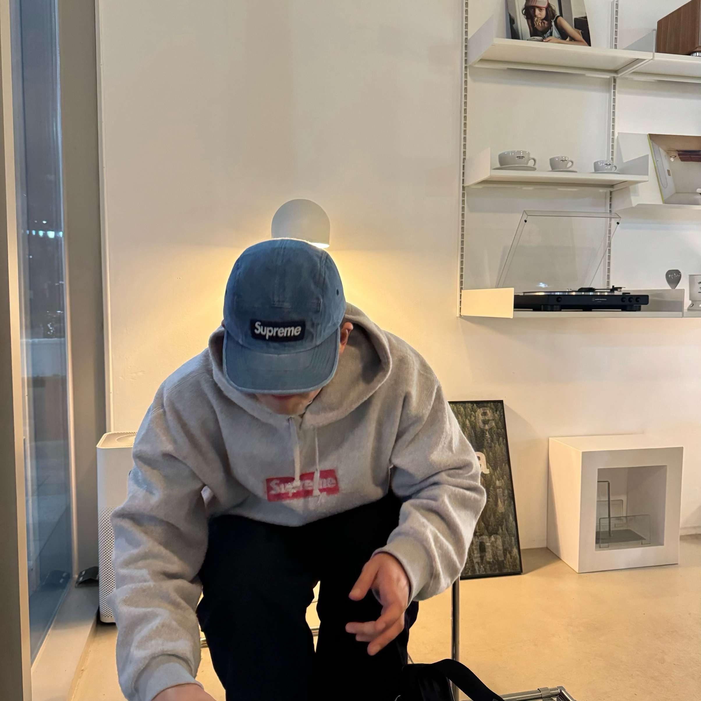 Supreme Inside Out Box Logo Hooded Sweatshirt Heather Grey - 23SS, Supreme Washed Chino Twill Camp Cap Denim - 23FW 착용 스타일 - 2