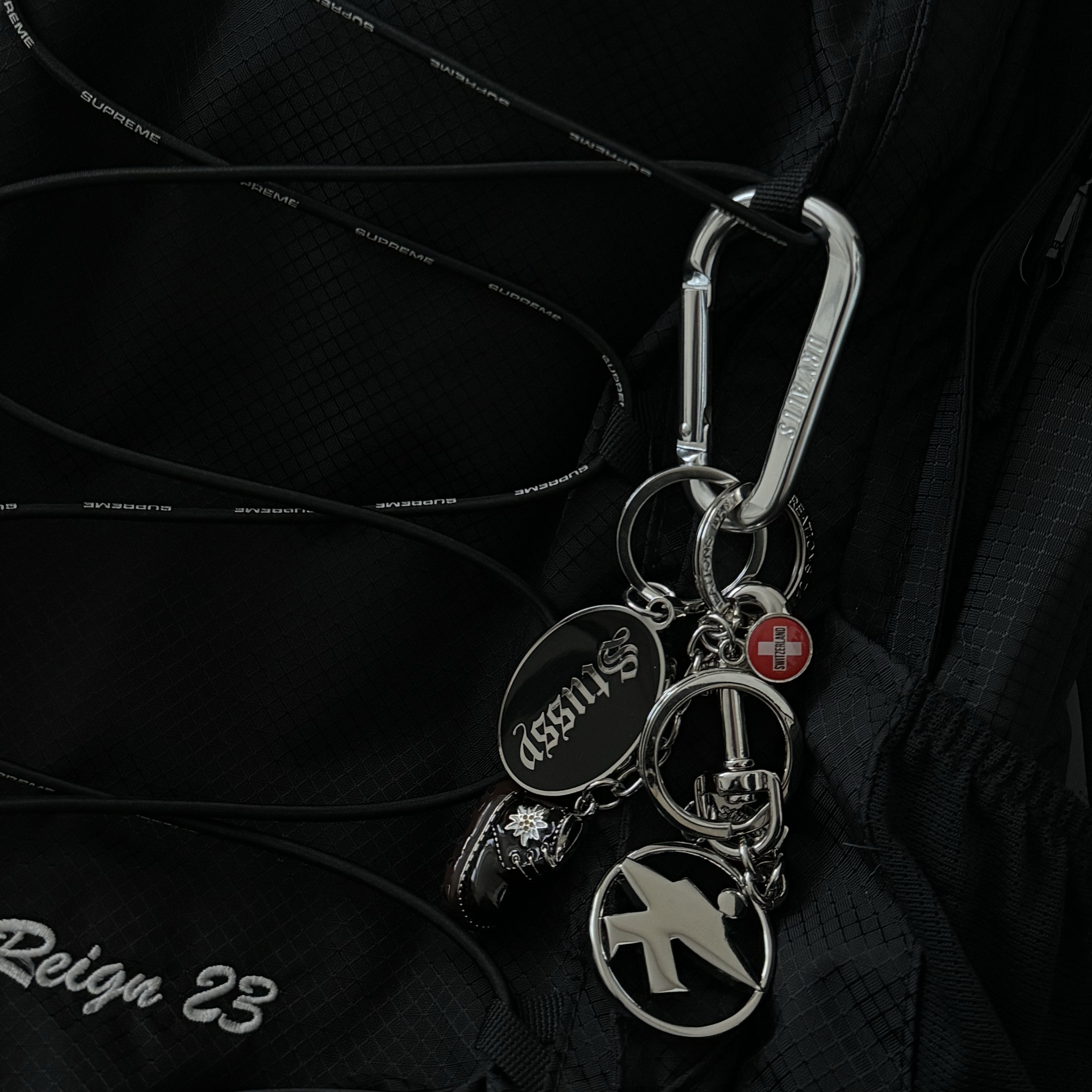 Stussy Surfman Keychain Silver, Stussy O.E. Badge Keychain 착용 스타일