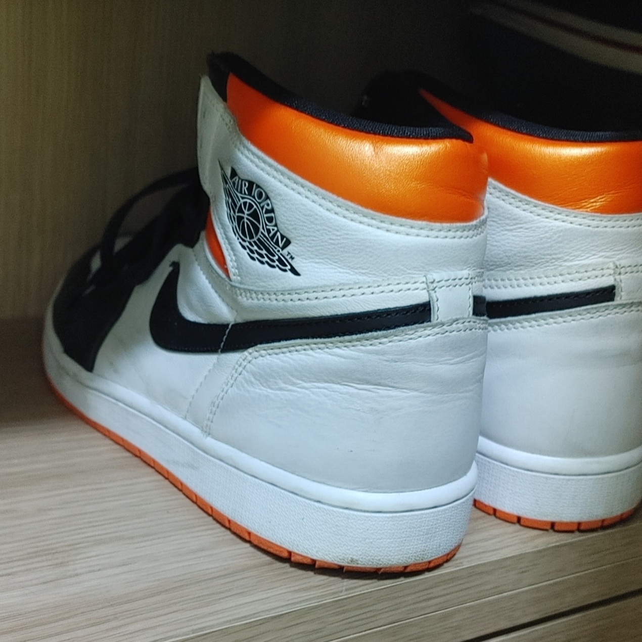 Jordan 1 Retro High OG Electro Orange 착용 스타일