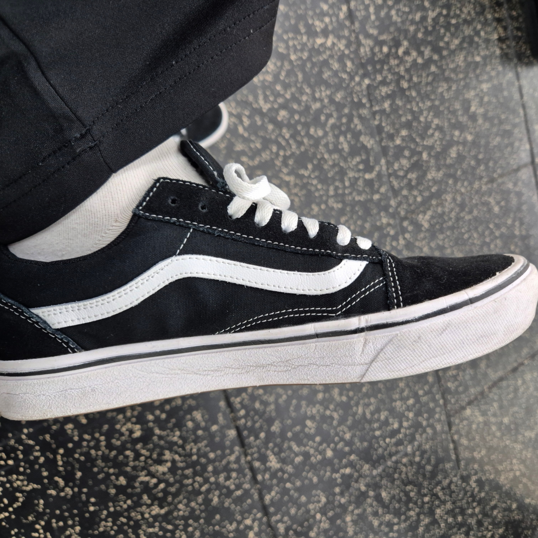Vans ComfyCush Old Skool Black True white 착용 스타일
