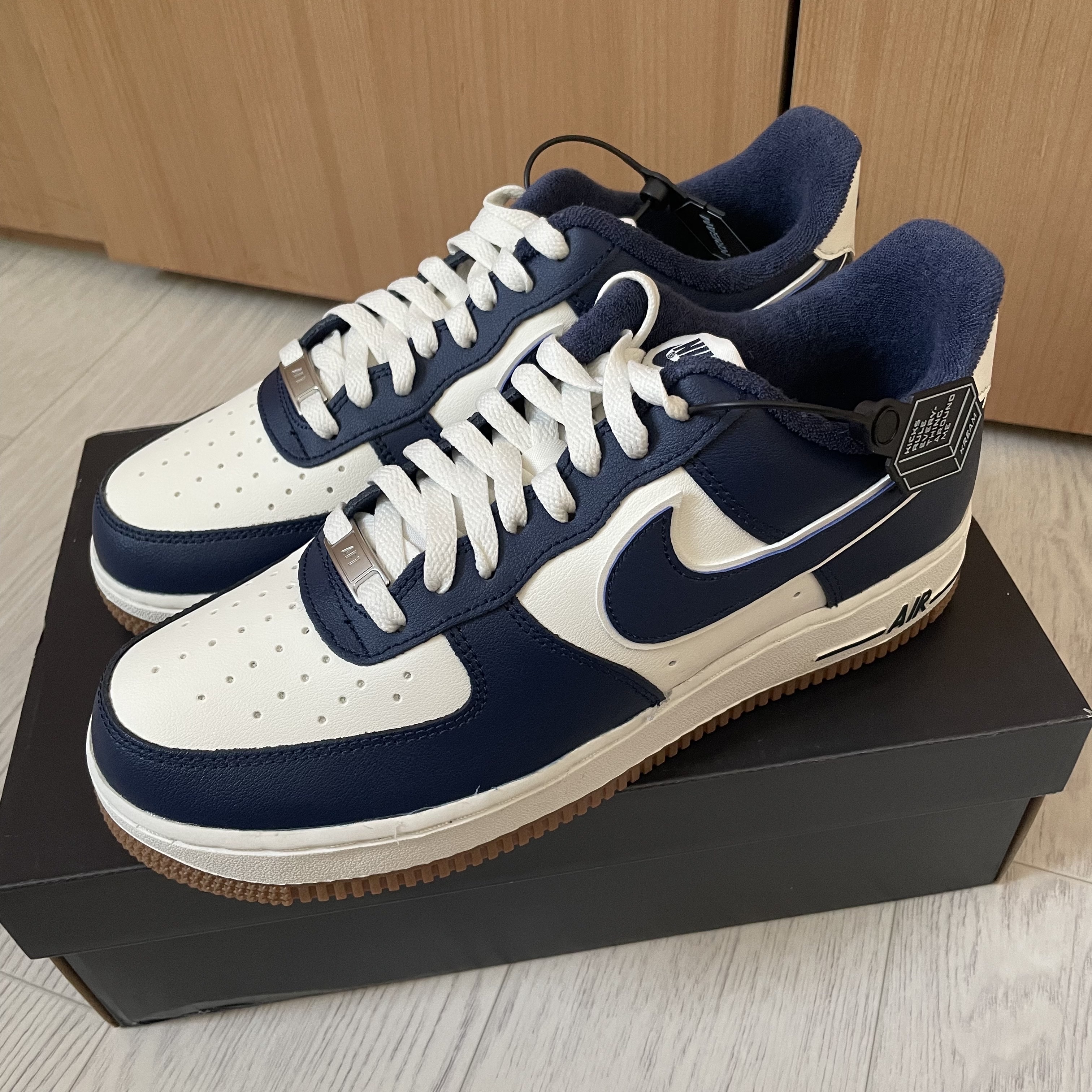 Nike Air Force 1 '07 LV8 Midnight Navy 착용 스타일