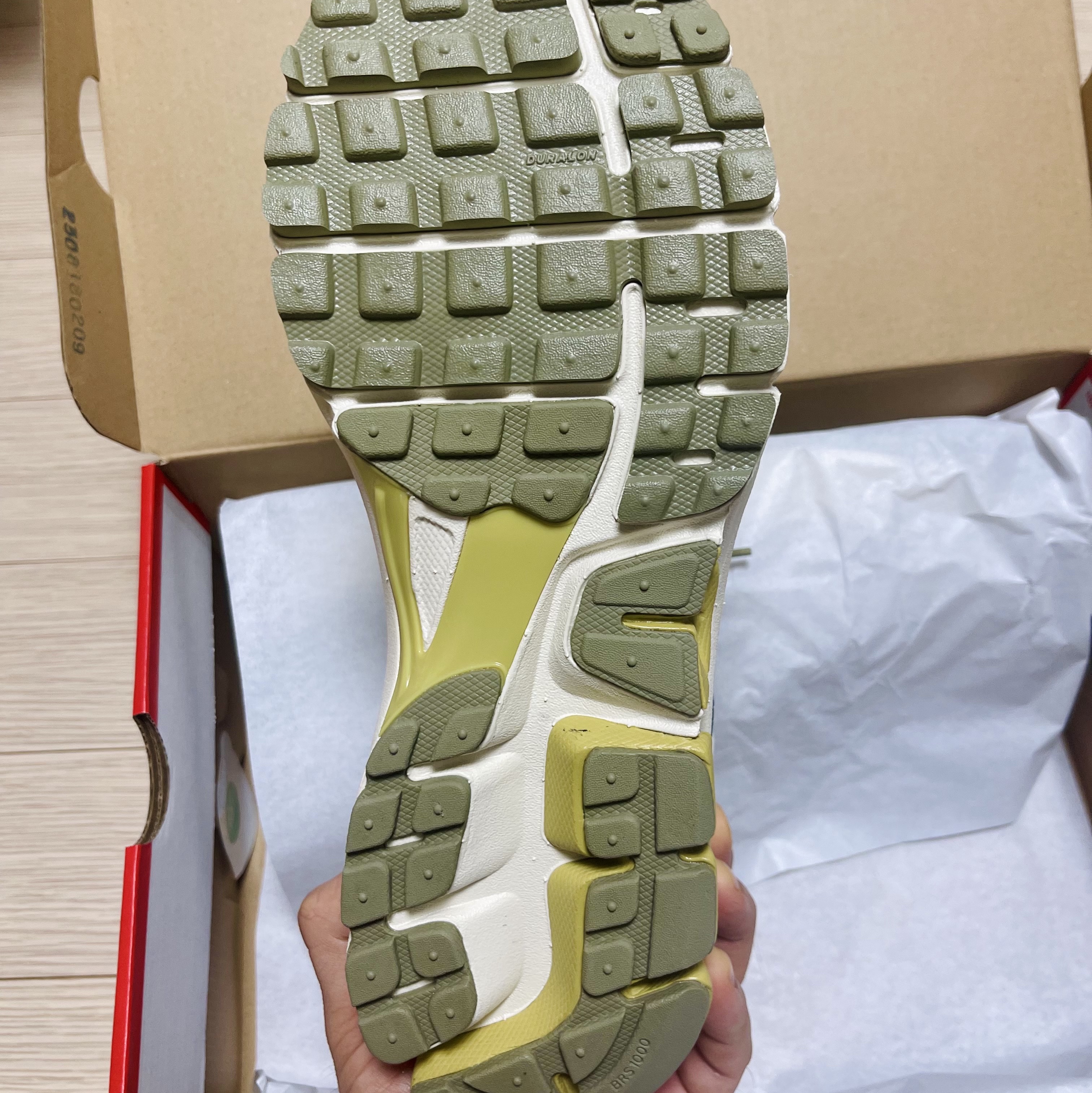 Nike Zoom Vomero 5 Light Bone and Phantom 착용 스타일 - 4
