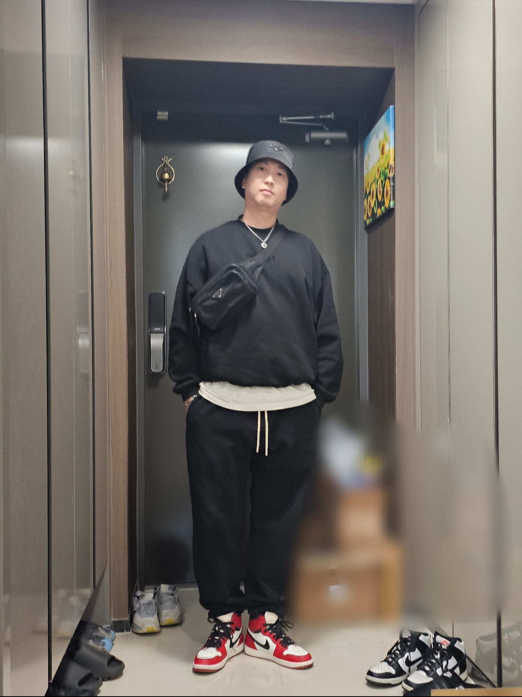 Prada Re-Nylon and Saffiano Leather Belt Bag Black, Prada Re-Nylon Bucket Hat Black 착용 스타일 - 2