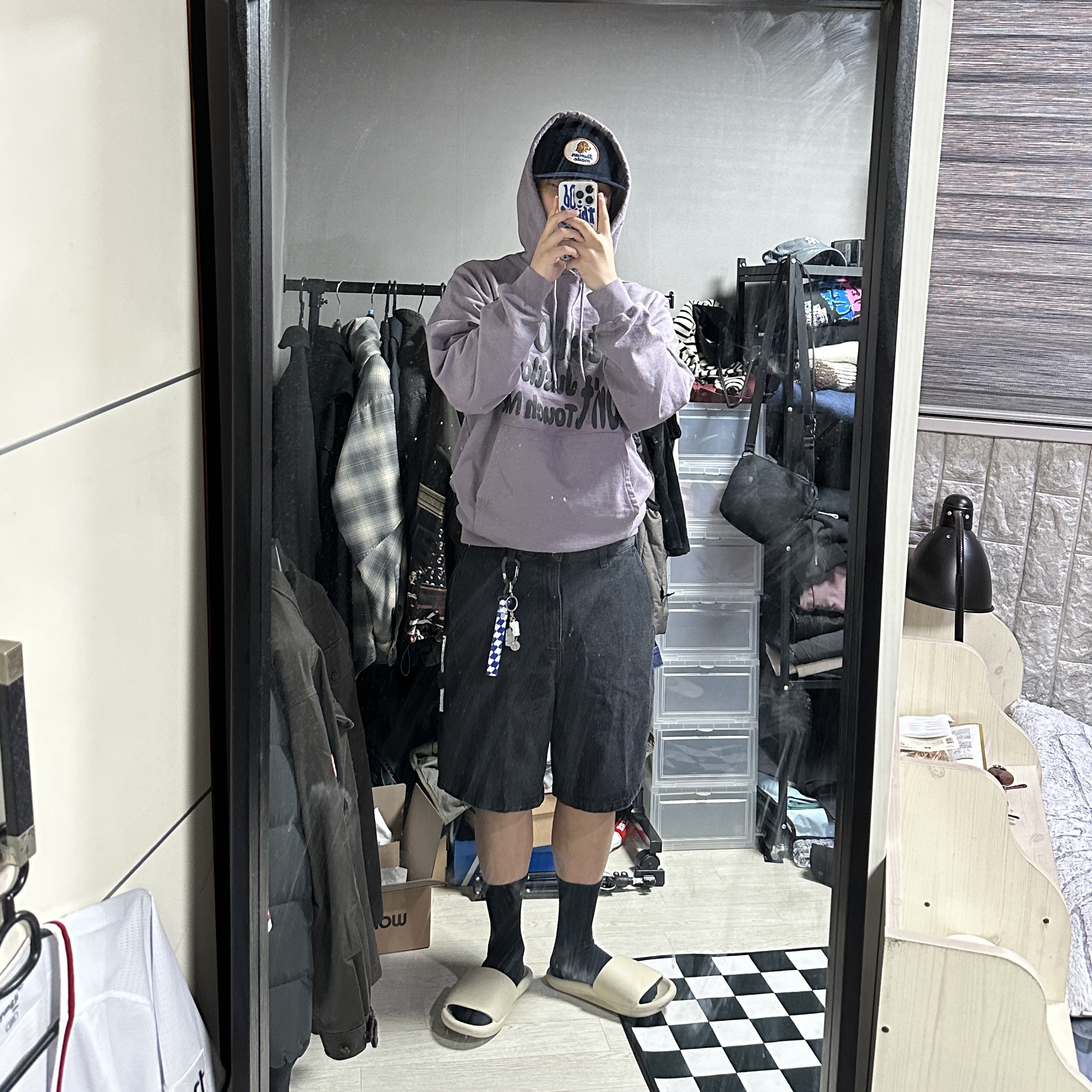 IAB Studio x Obey Poster Carpenter Denim Shorts Dusty Black, Starbucks x MINI Miniature Keychain 착용 스타일 - 1