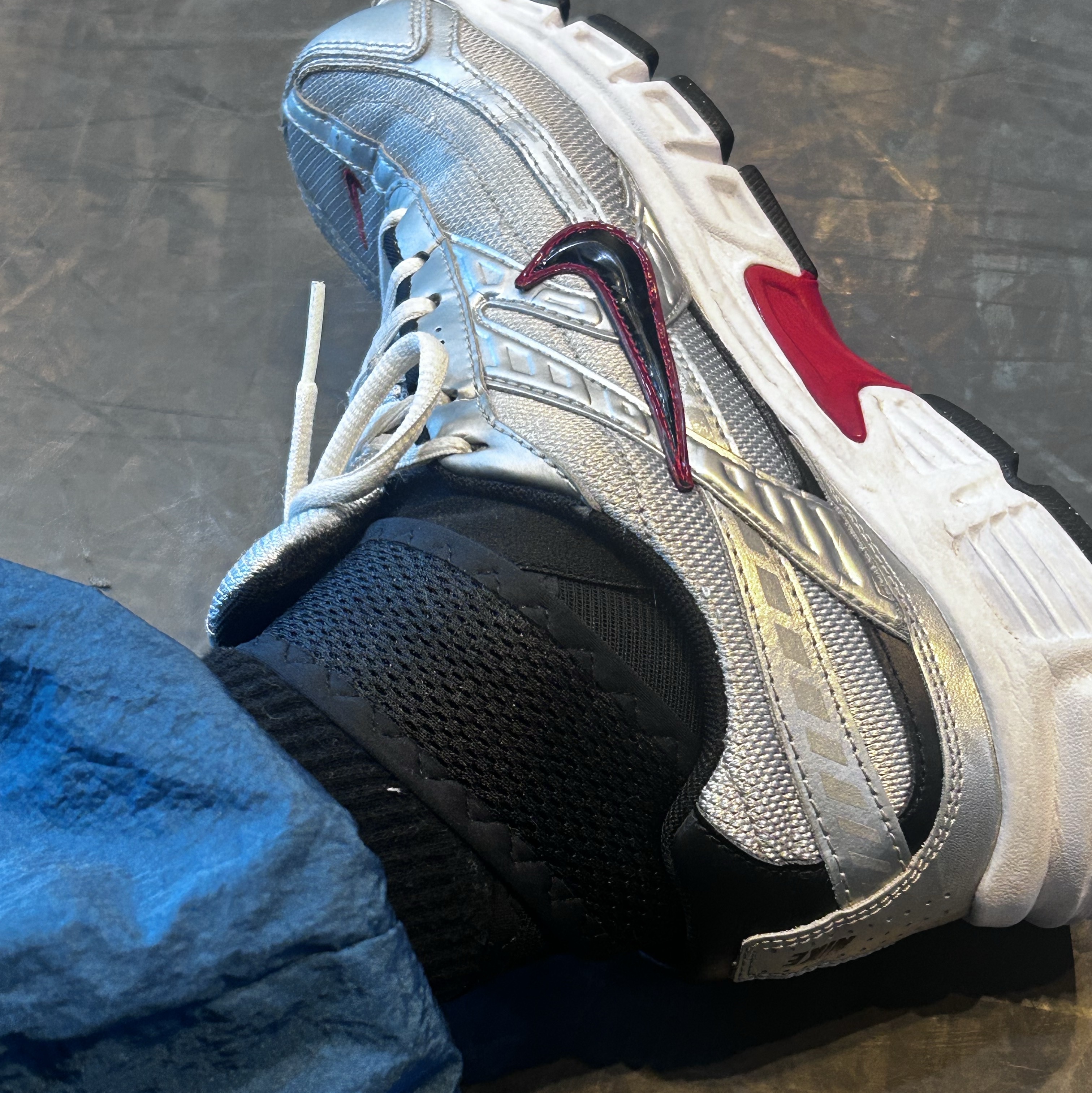 Nike Initiator Metallic Silver Black 착용 스타일
