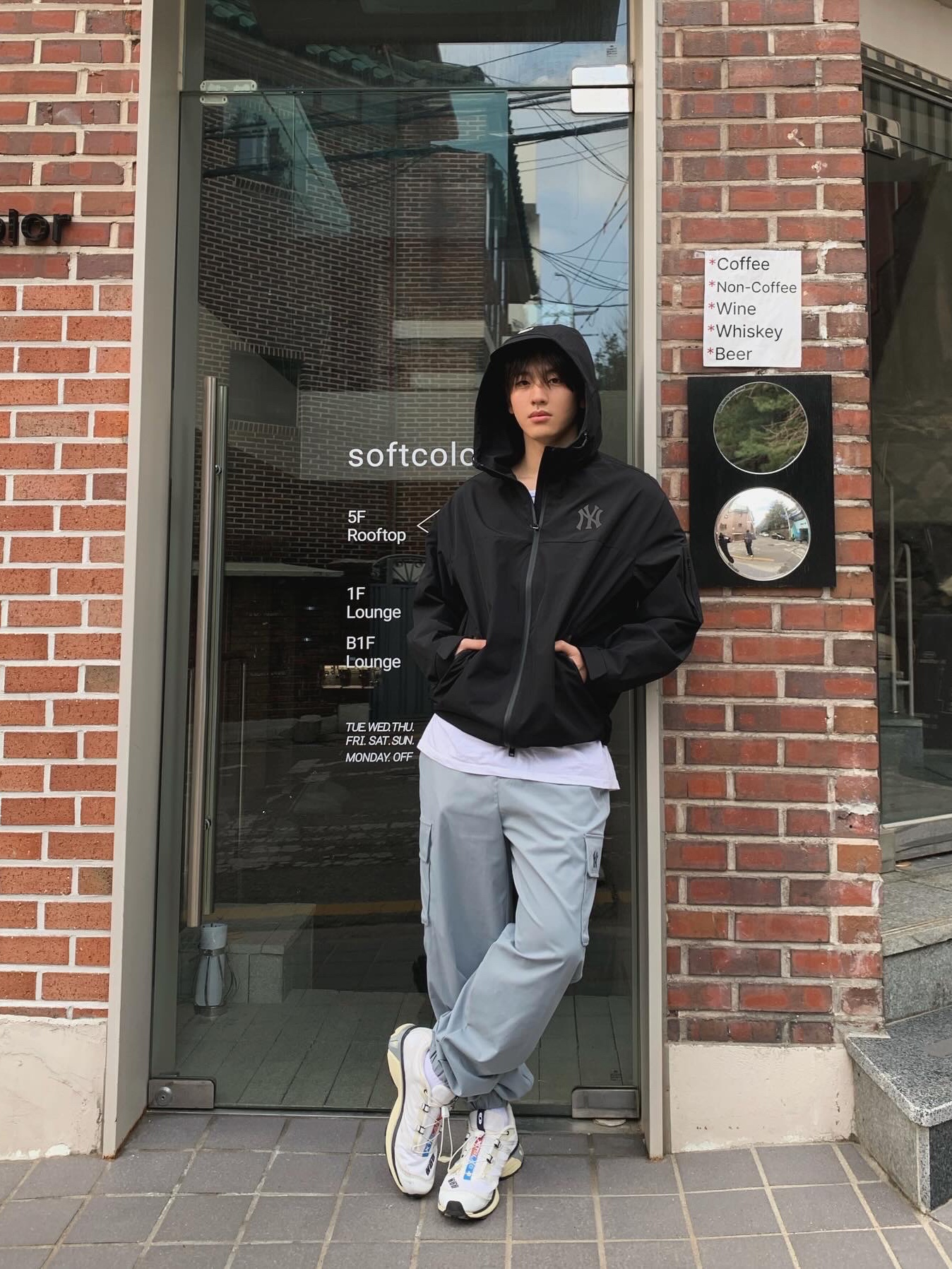 살로몬 XT-4 화이트 루나 락 착용 스타일 - 2