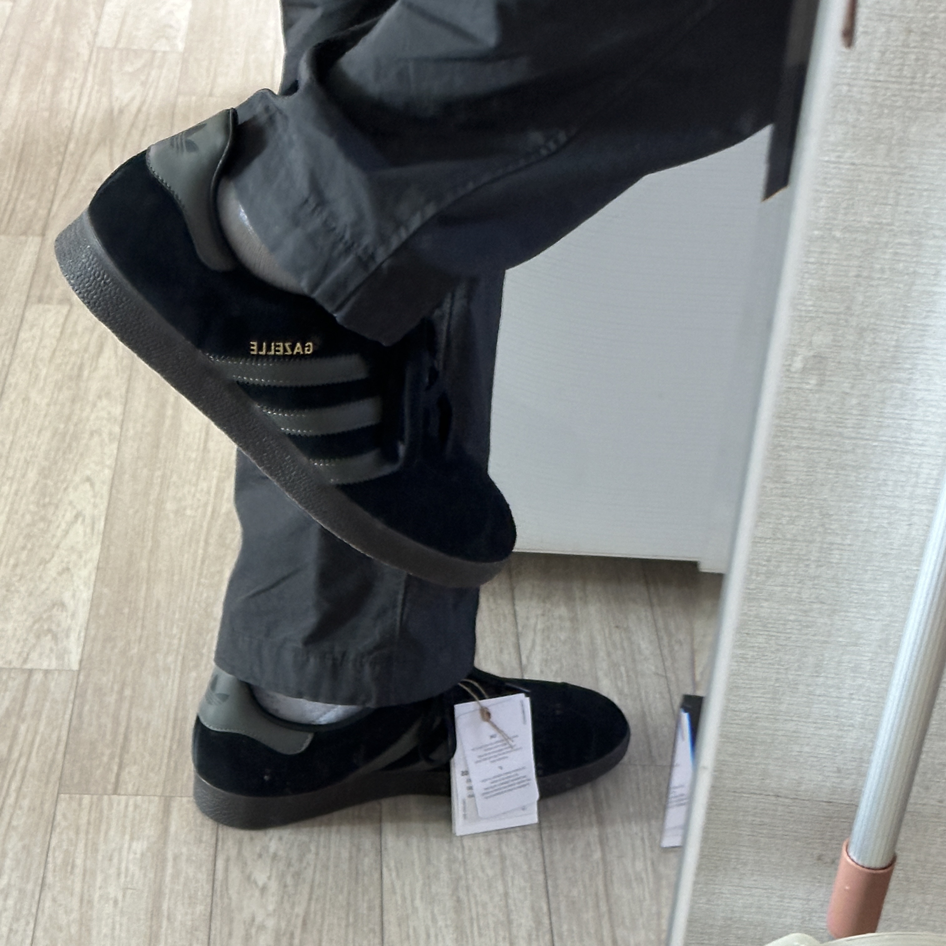 Adidas Gazelle Core Black Gold Metallic Gum 착용 스타일 - 2