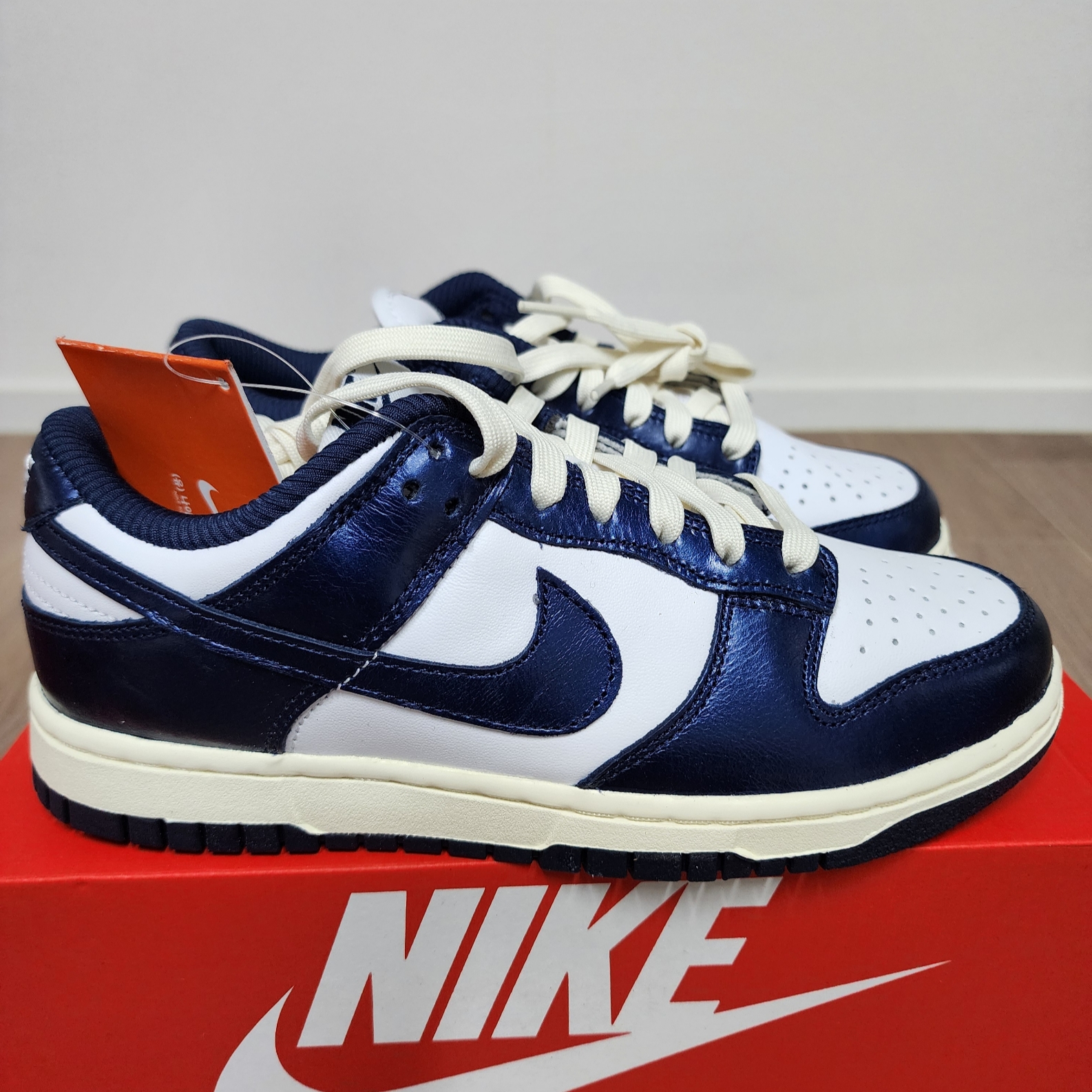 (W) Nike Dunk Low PRM Midnight Navy and White 착용 스타일 - 2