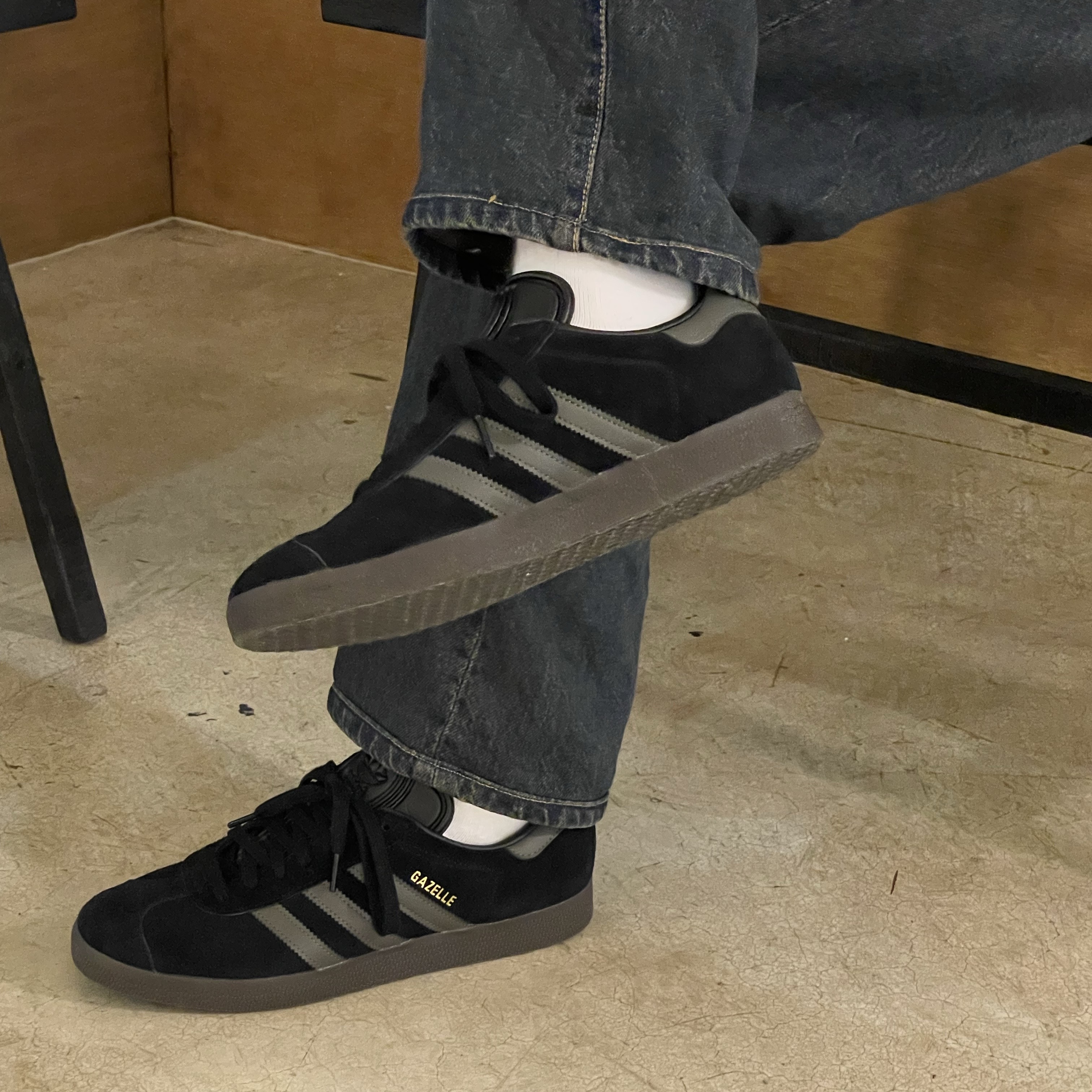 Adidas Gazelle Core Black Gold Metallic Gum 착용 스타일 - 1