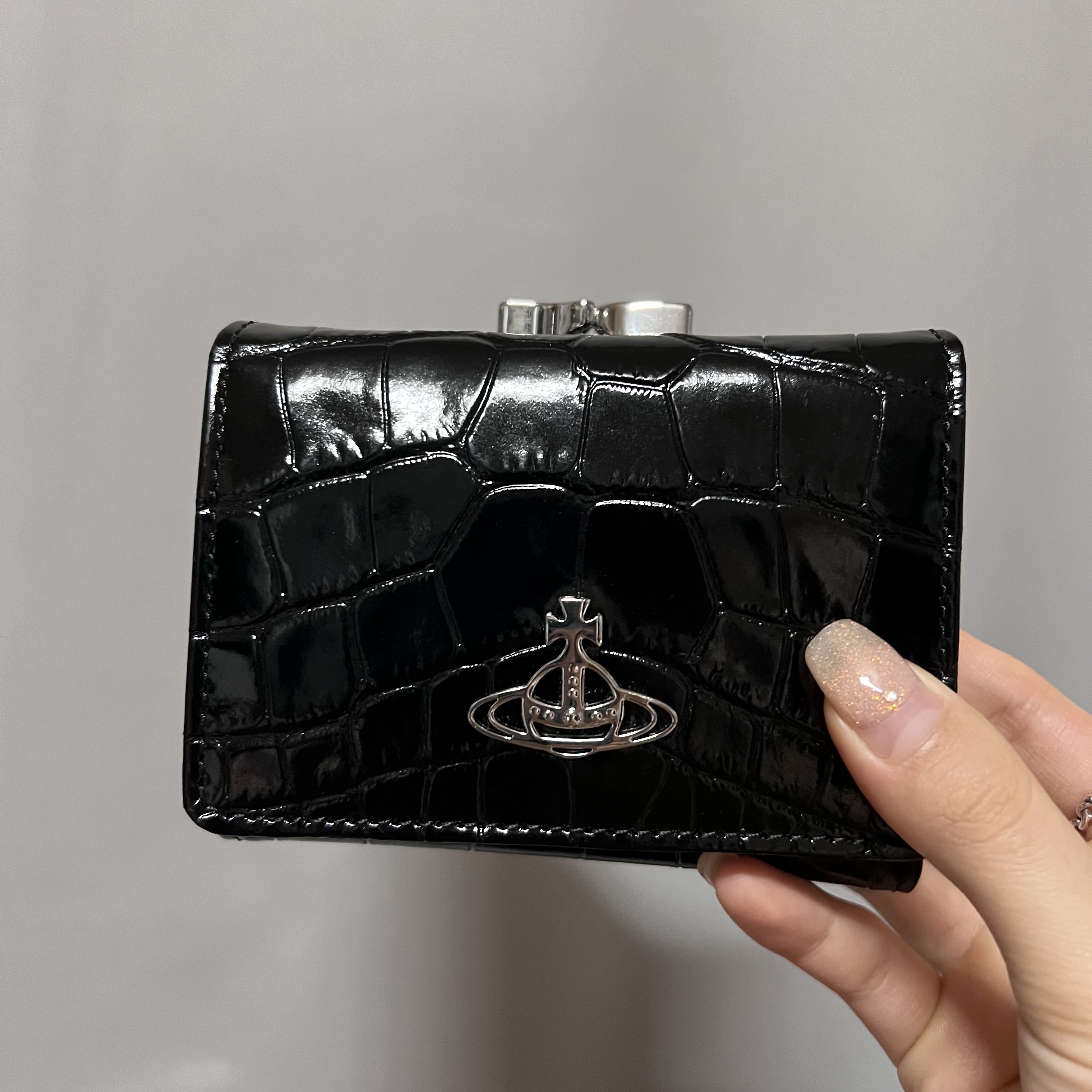 Vivienne Westwood Crocodile Small Frame Wallet Black 착용 스타일 - 1