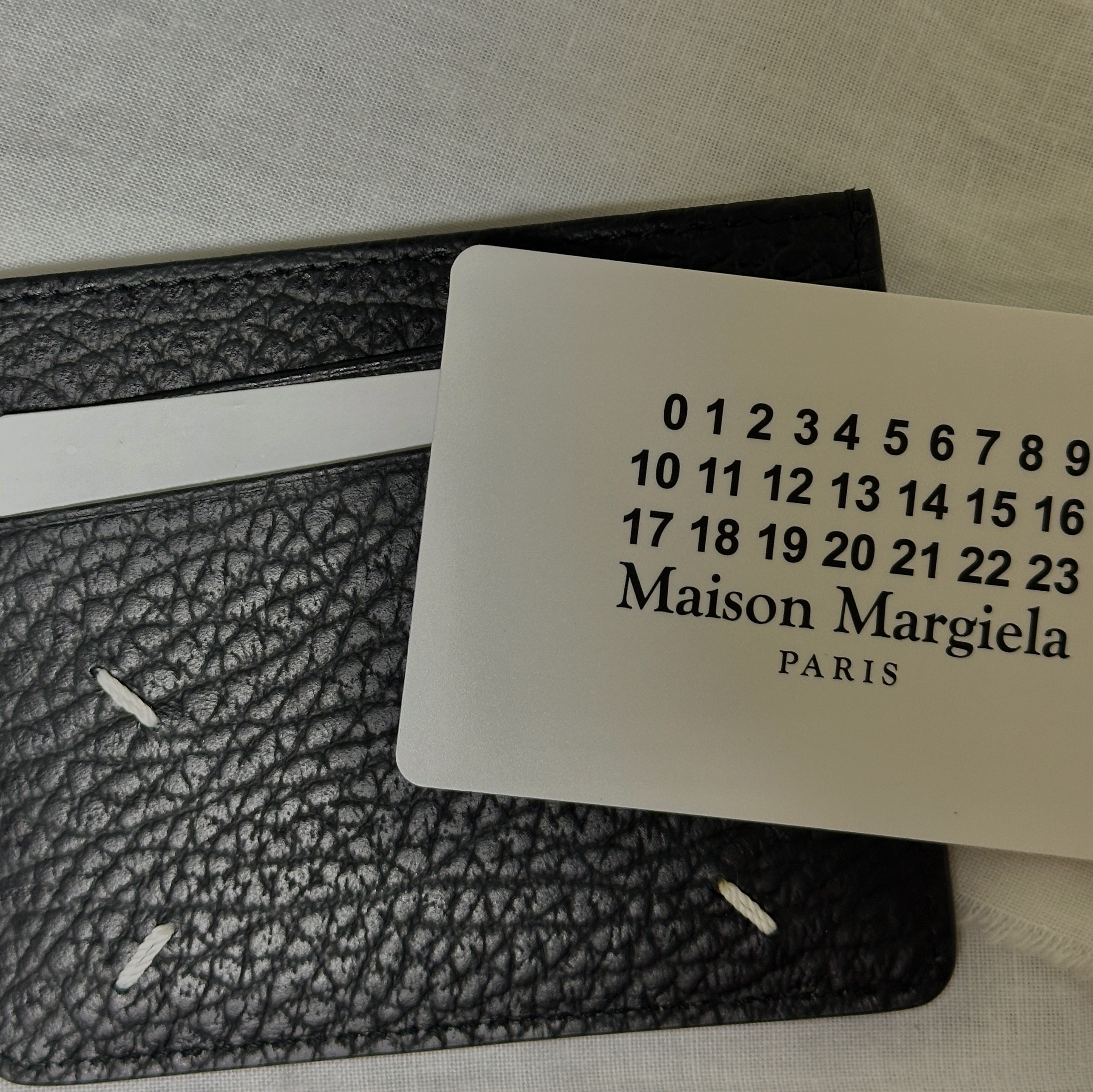 Maison Margiela Stitch Card Holder Black 착용 스타일
