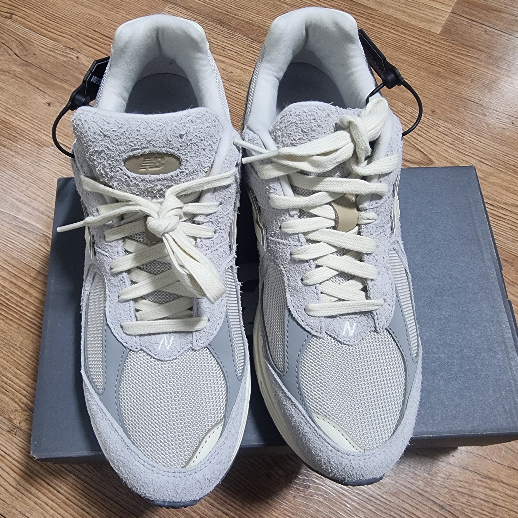 New Balance 2002R Rain Cloud Angora 착용 스타일