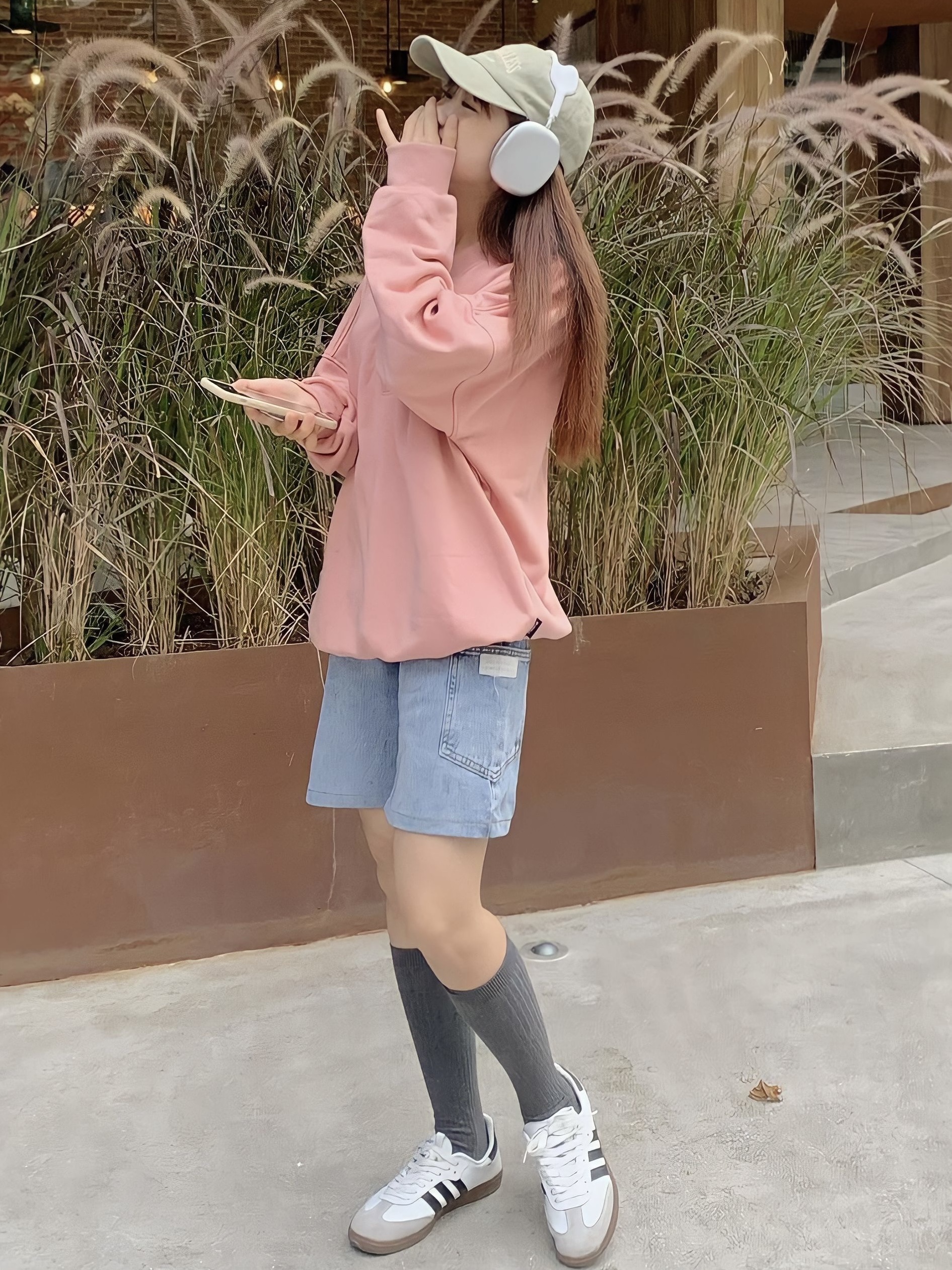 Adidas Samba OG Cloud White, Apple AirPods Max Lightning Silver (Korean Ver.) 착용 스타일