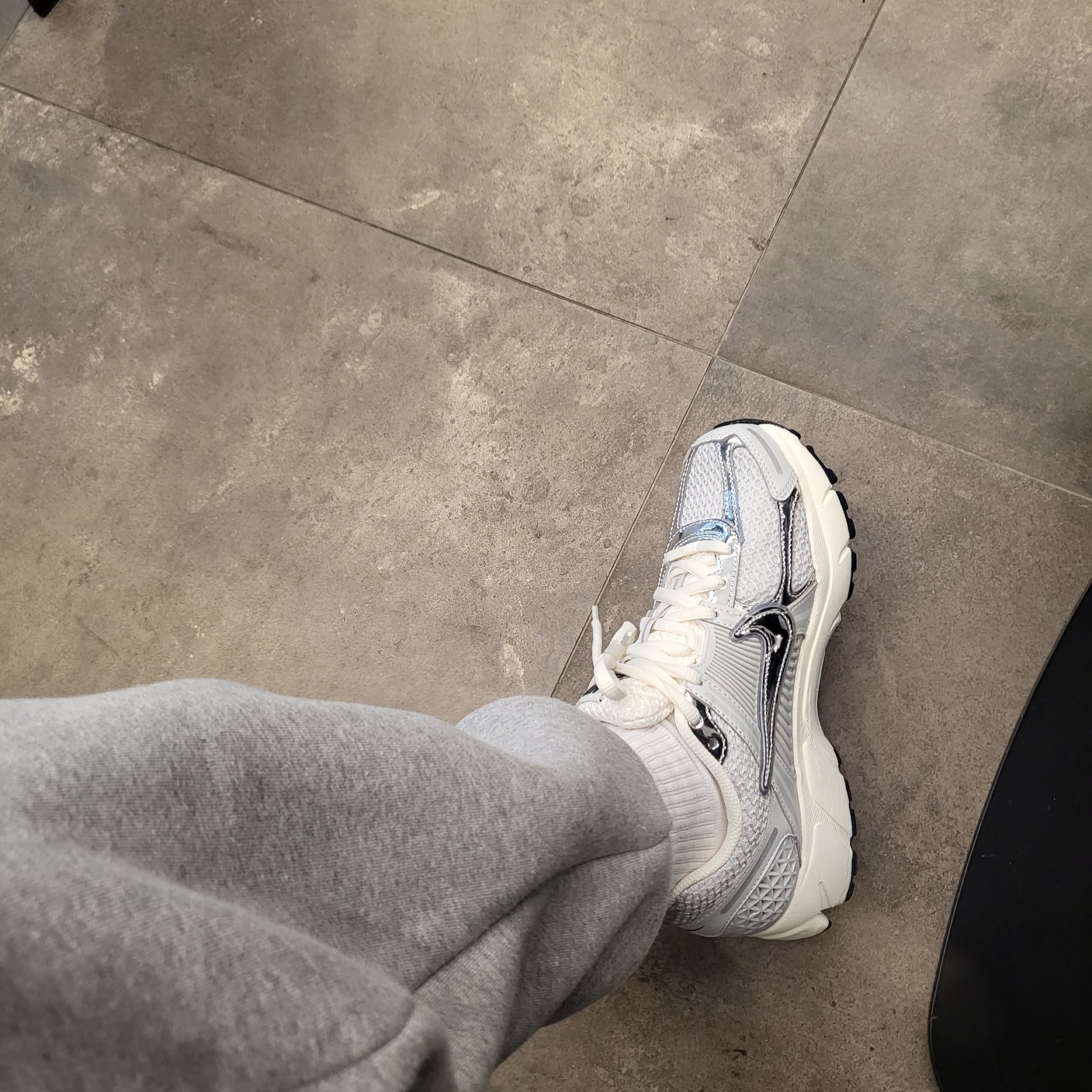 (W) Nike Zoom Vomero 5 Photon Dust and Metallic Silver 착용 스타일
