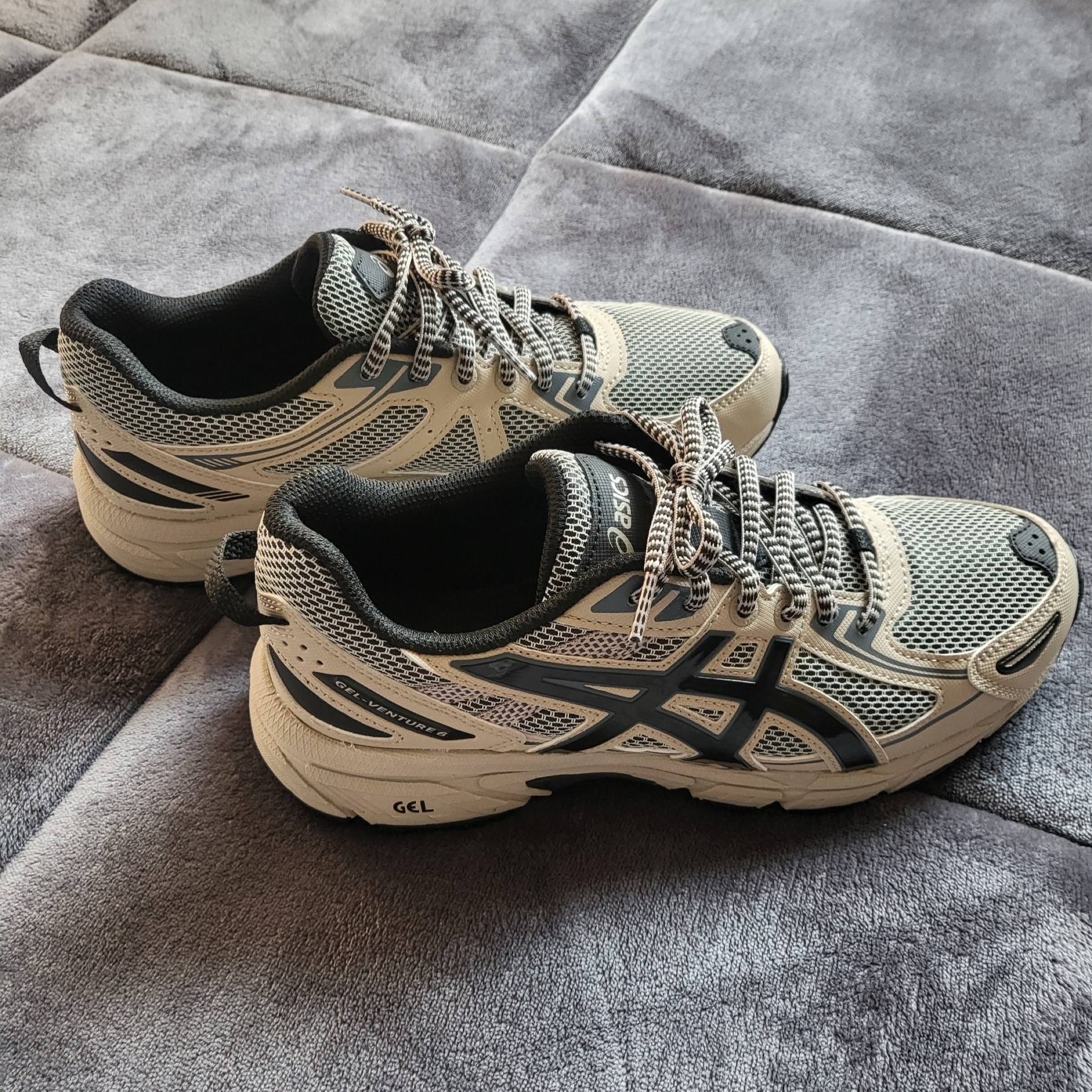 Asics Gel-Venture 6 Feather Grey Black 착용 스타일