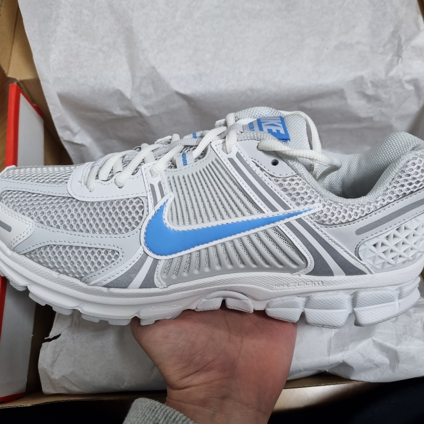 Nike Zoom Vomero 5 Photon Dust and University Blue 착용 스타일