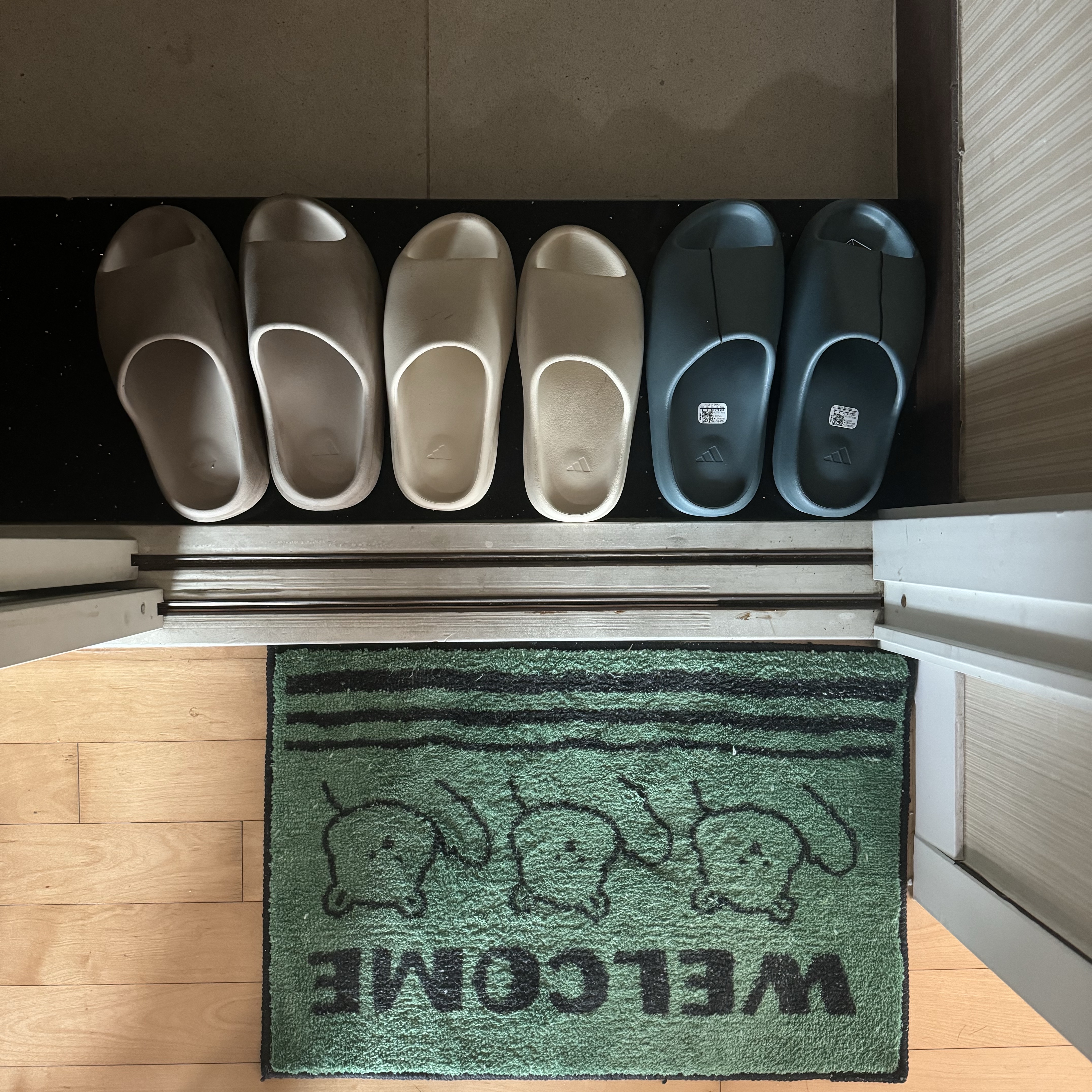 Adidas Yeezy Slide Slate Marine, Adidas Yeezy Slide Pure - Re-Release Ver. 착용 스타일
