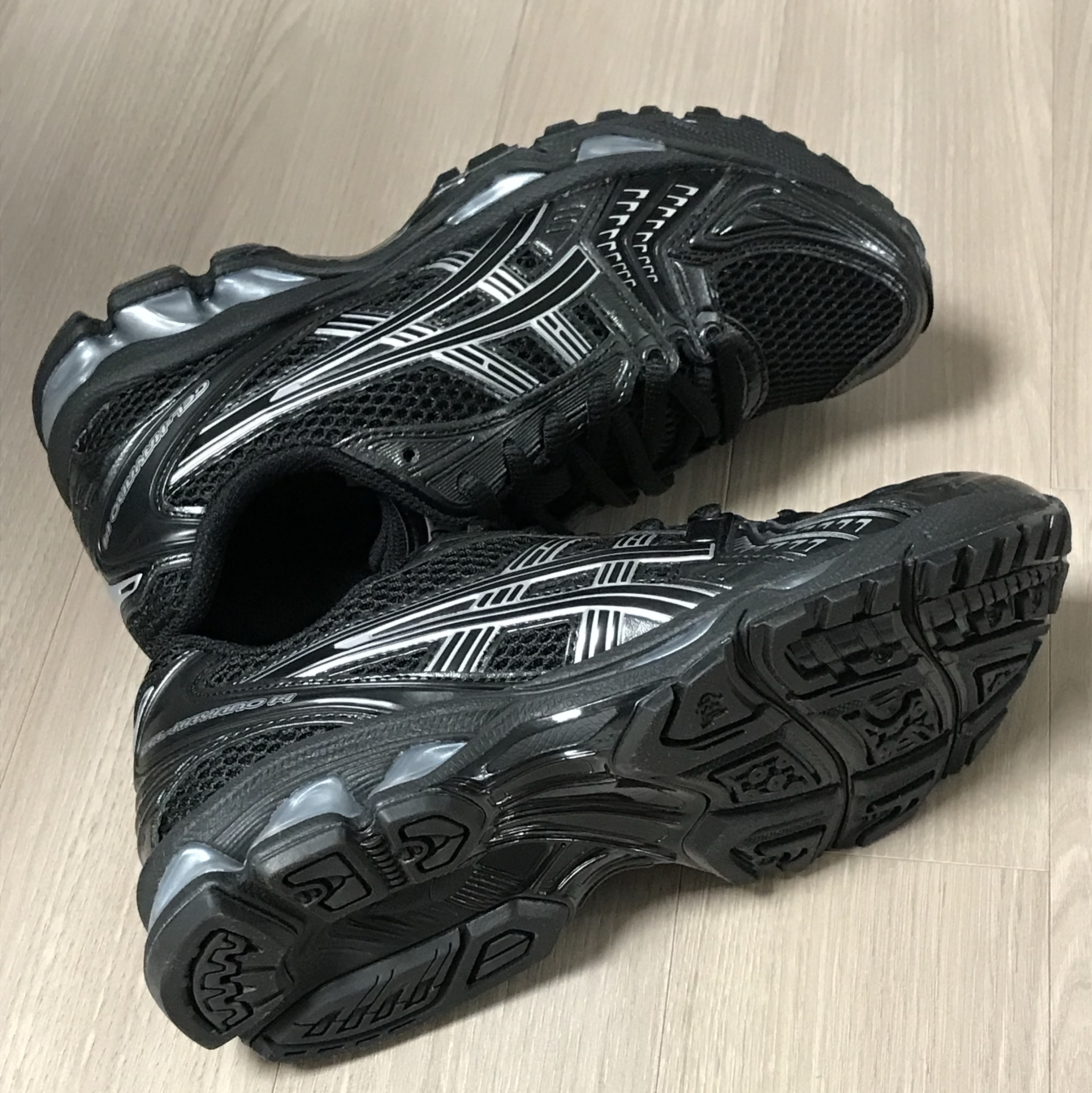 Asics Gel-Kayano 14 Birch Dark Pewter, Asics Gel-Kayano 14 Black Pure Silver 착용 스타일 - 2