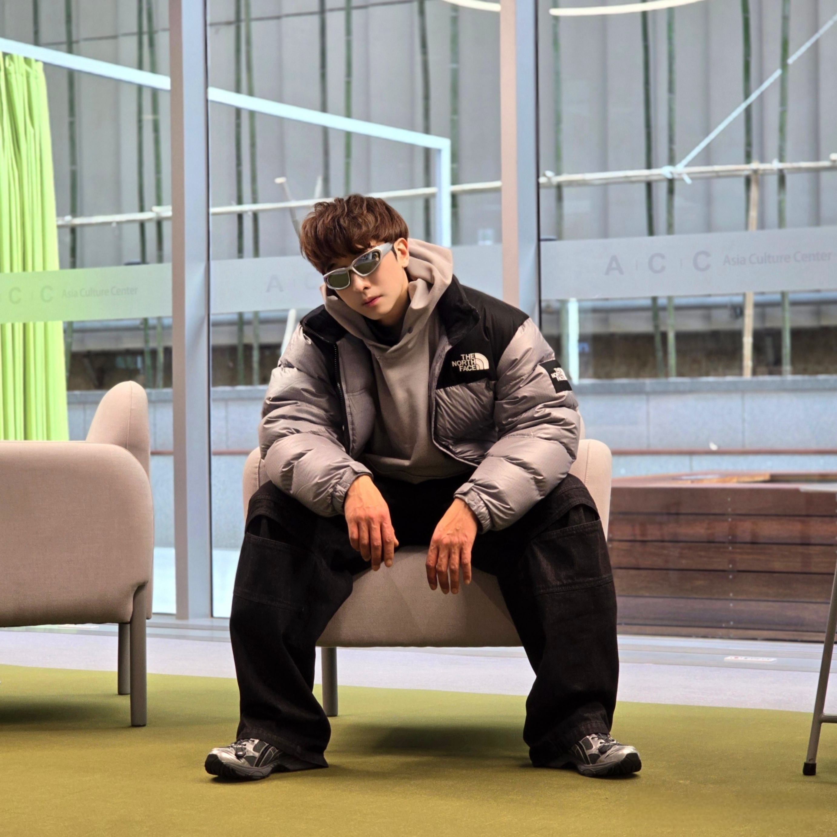 Asics x Unaffected Gel-Kayano 14 Silver Moon, The North Face White Label Novelty Nuptse Down Jacket Heather Gray 착용 스타일 - 2