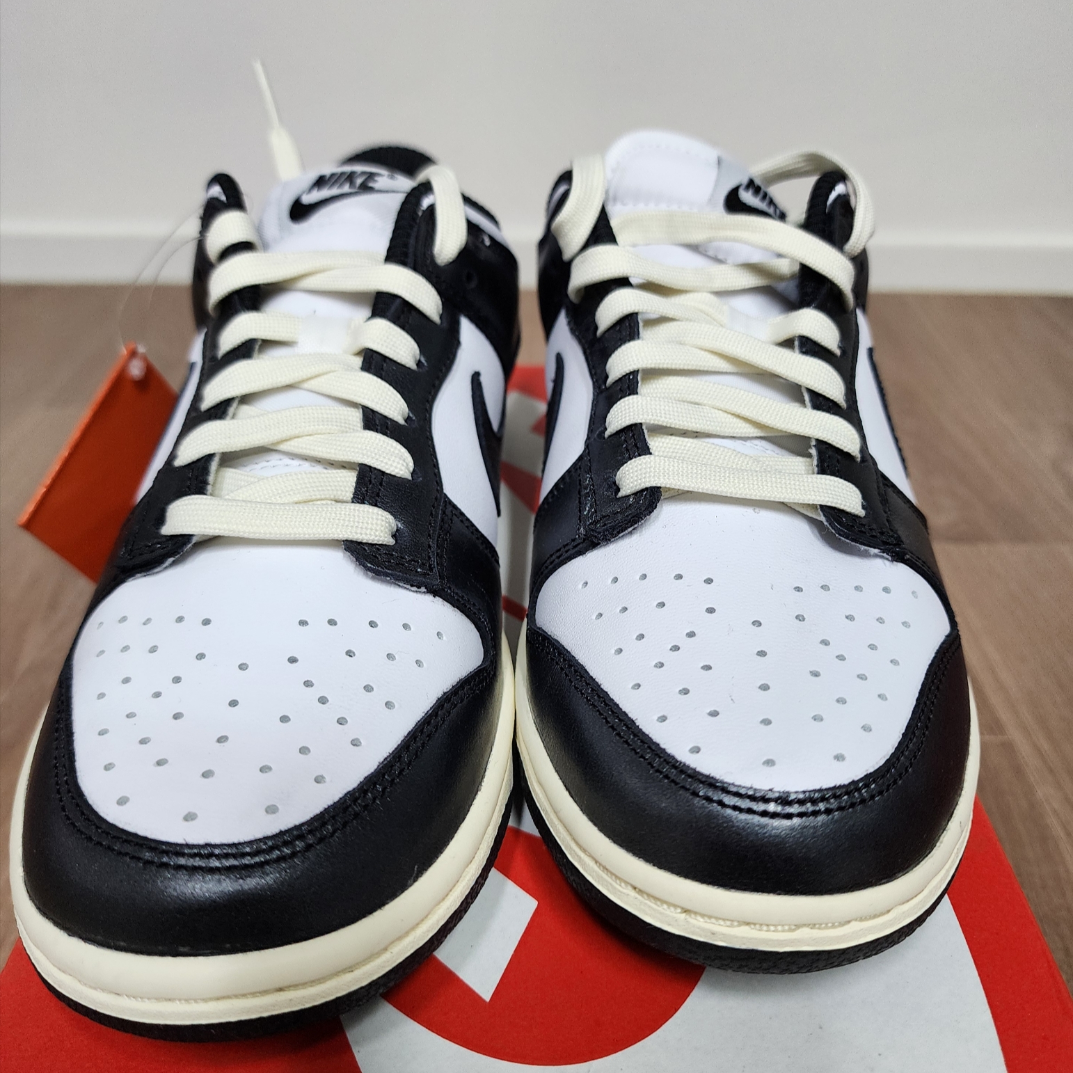 (W) Nike Dunk Low Vintage Black and White 착용 스타일 - 1