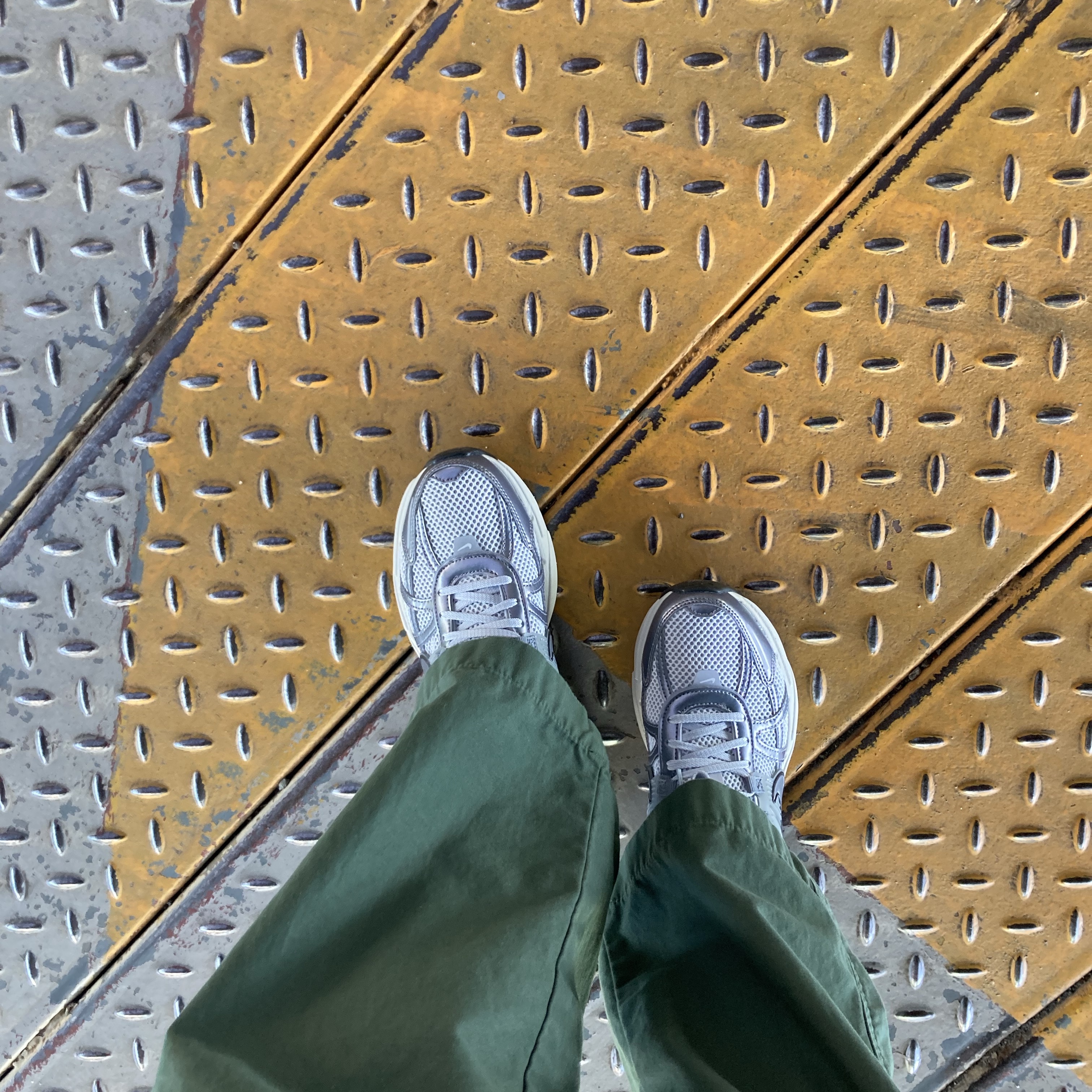 Nike V2K Run Pure Platinum Wolf Grey, (W) Nike Zoom Vomero 5 Cobblestone and Flat Pewter 착용 스타일 - 4