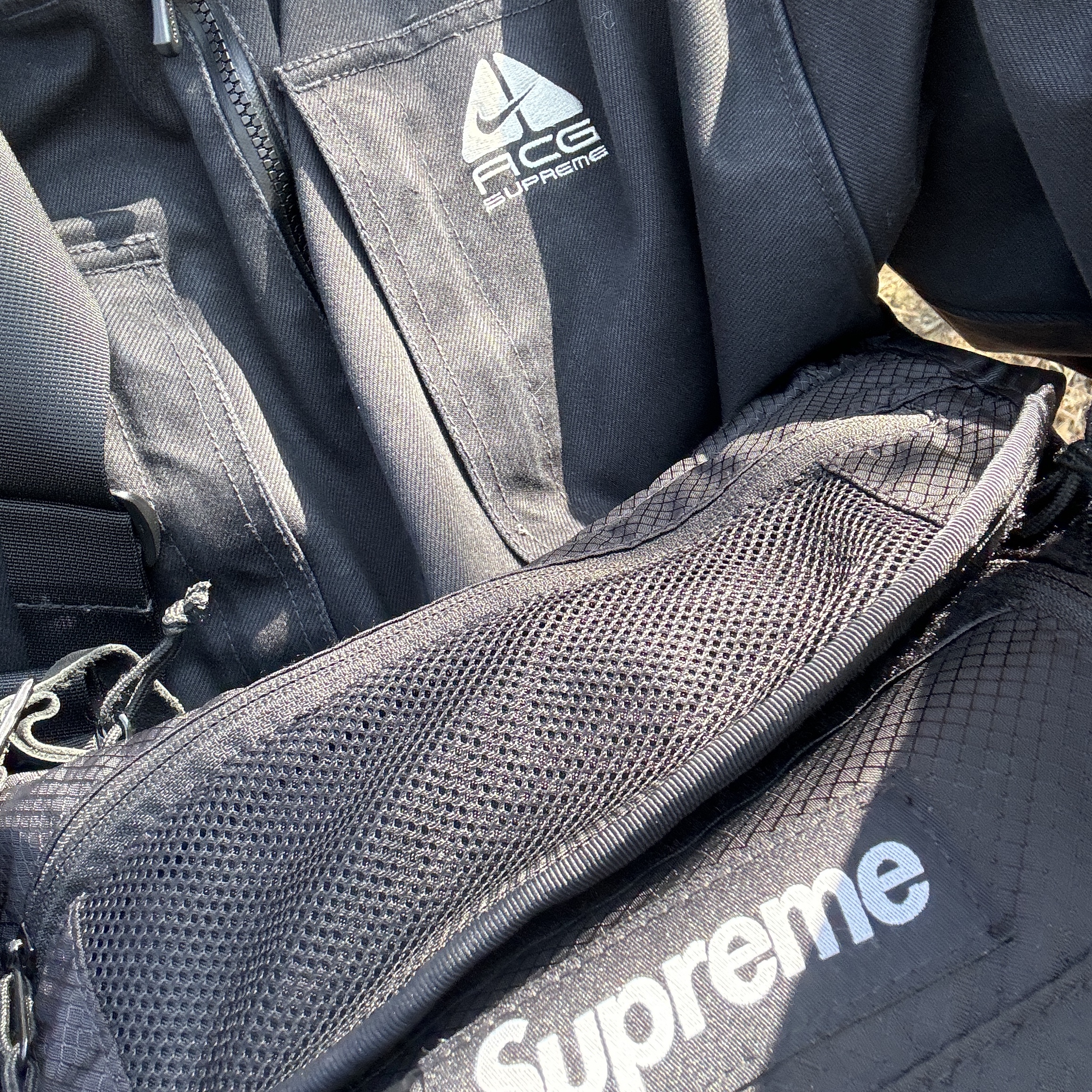 Supreme x Nike ACG Denim Pullover Black - 22FW, Supreme Small Messenger Bag Black - 22SS 착용 스타일
