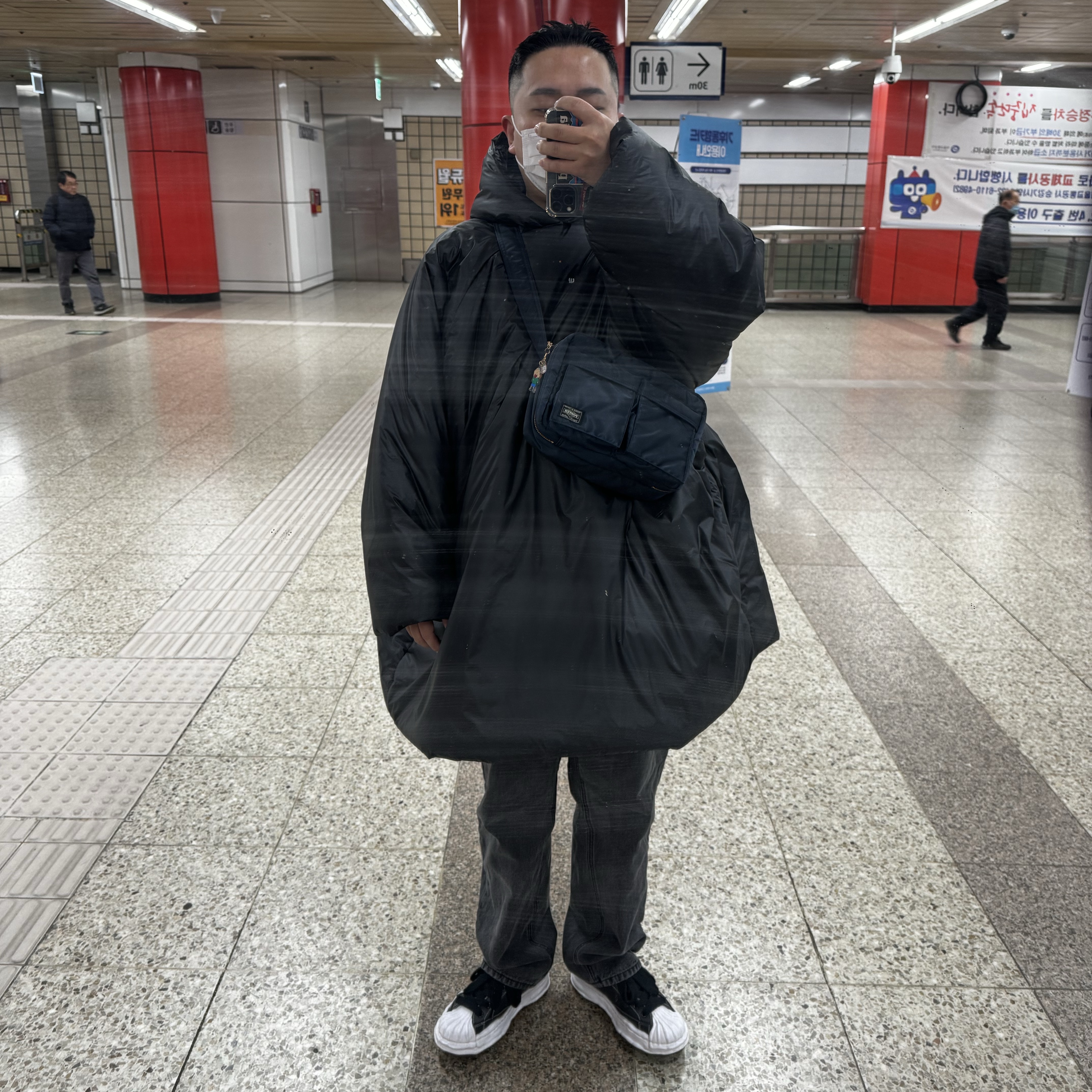 Maison Mihara Yasuhiro Blakey OG Sole Leather Low-top Sneakers Black, Porter Tanker Shoulder Bag S Iron Blue 착용 스타일