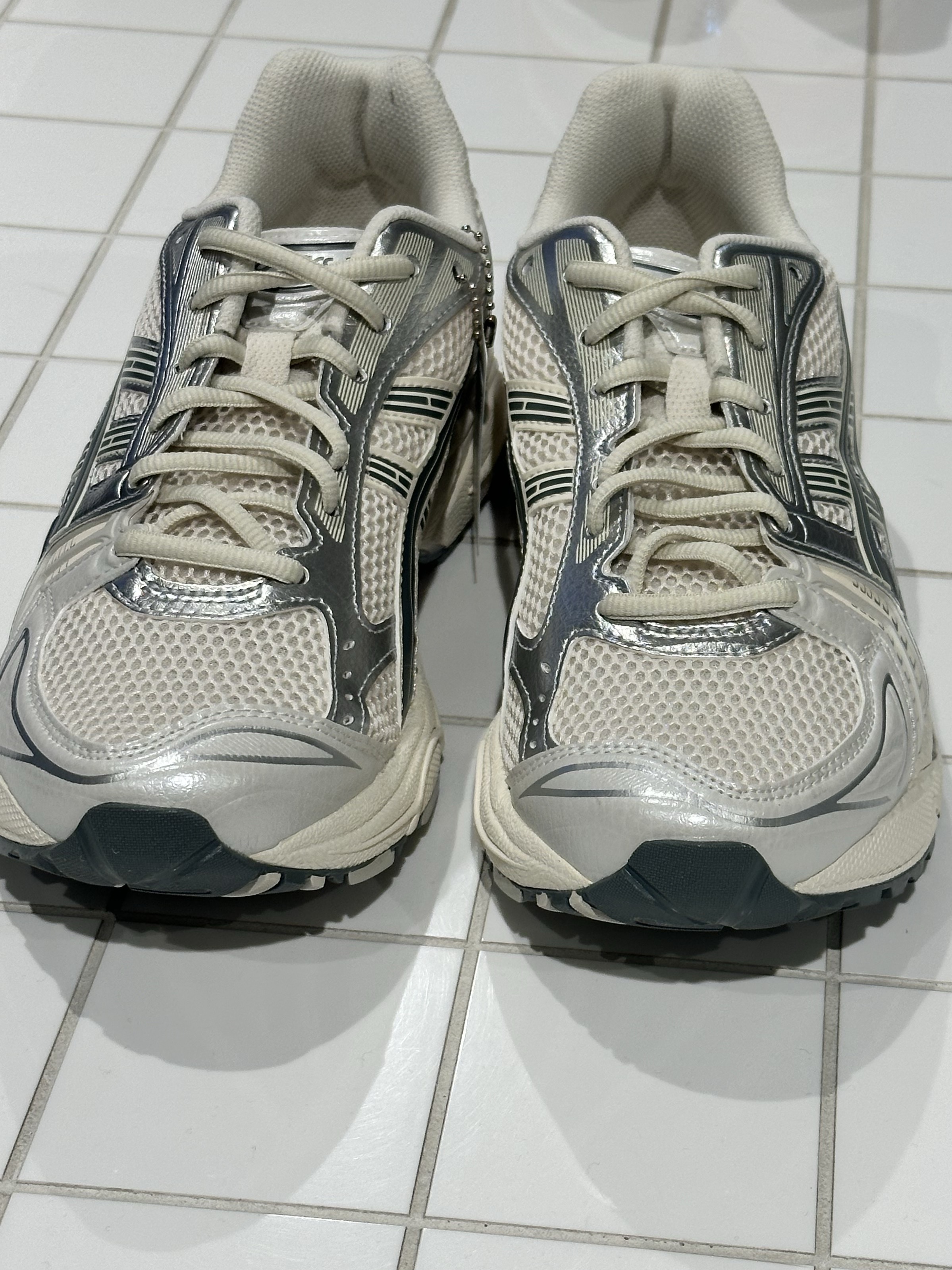 Asics Gel-Kayano 14 Birch Dark Pewter 착용 스타일 - 2