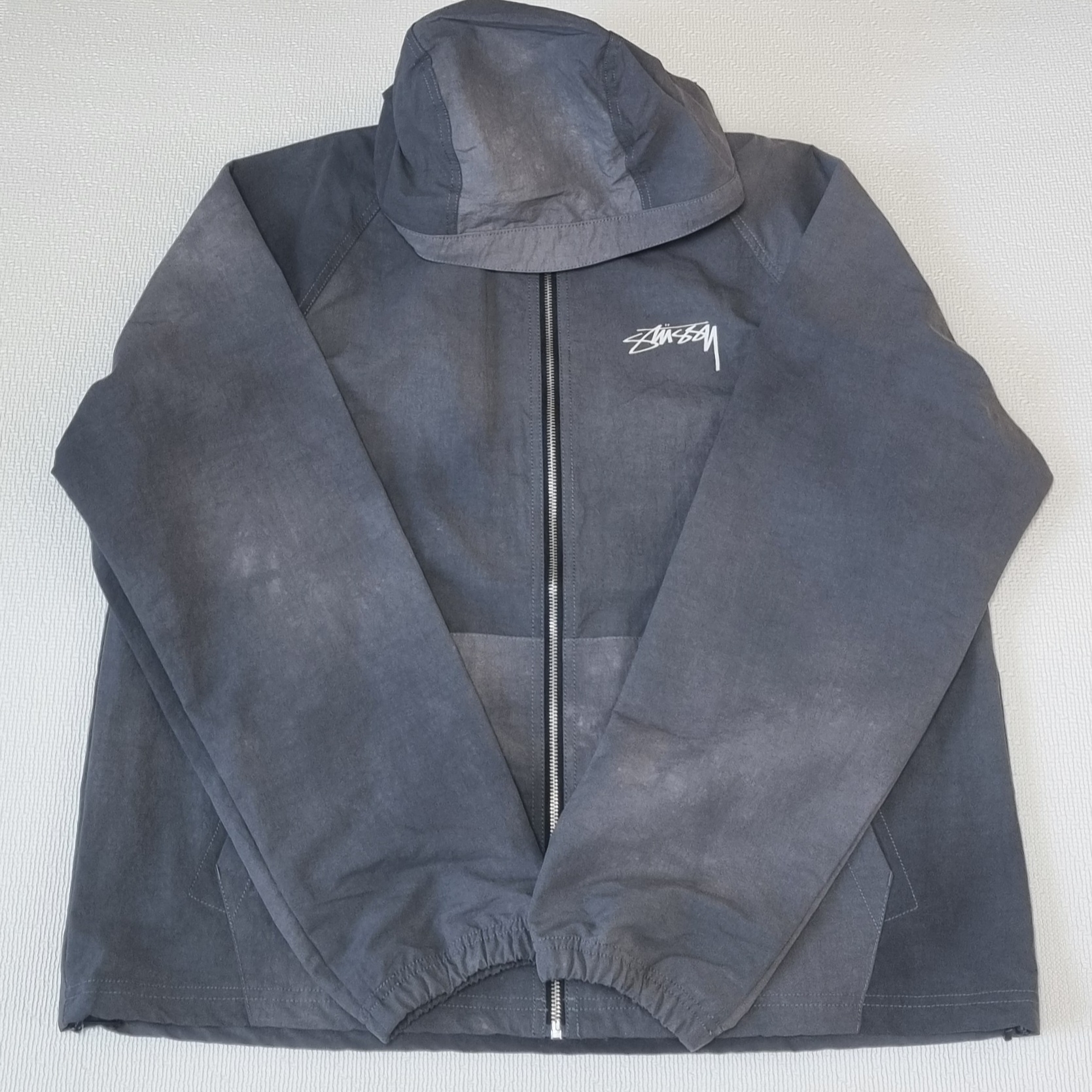 Stussy Wave Dye Beach Shell Jacket Black 착용 스타일 - 1