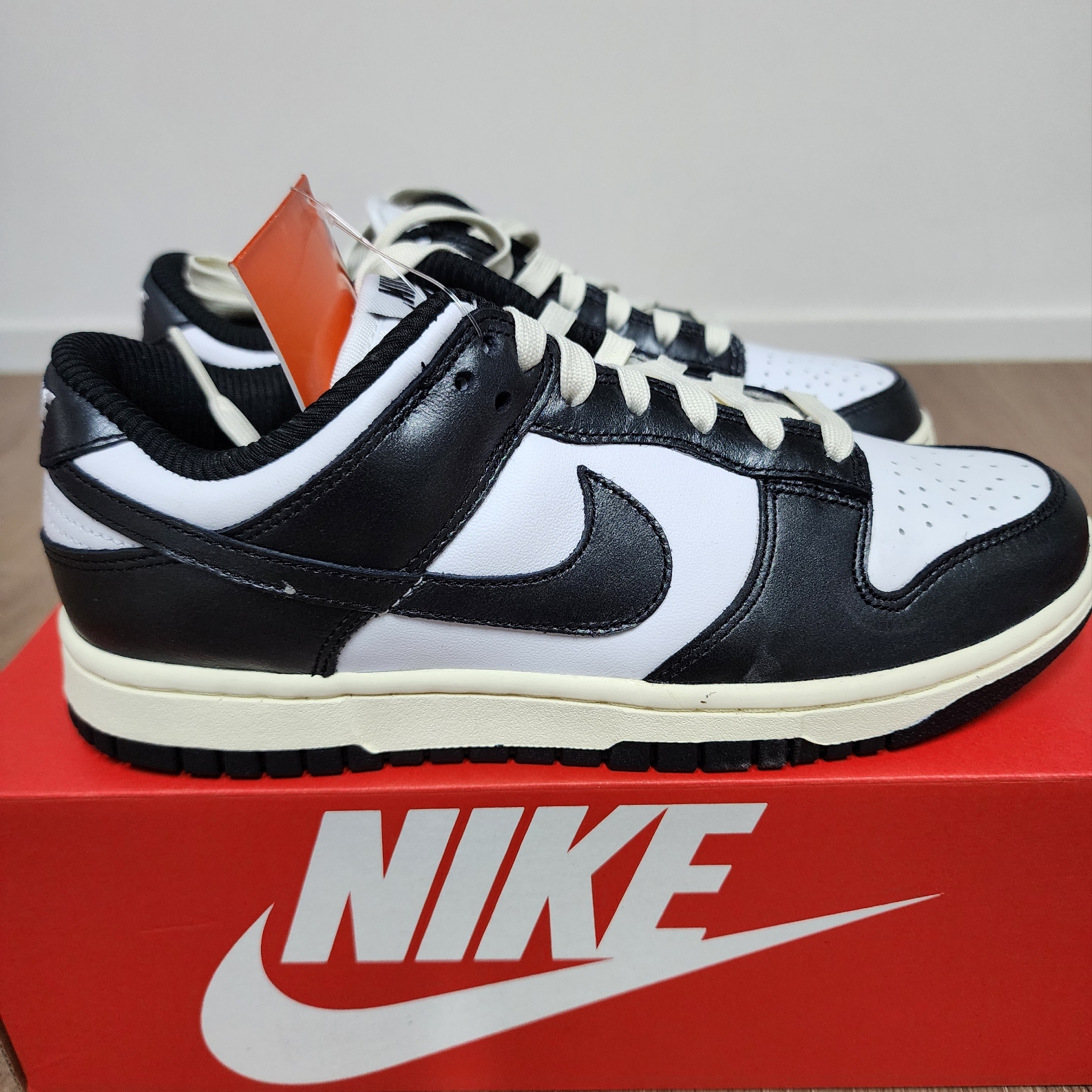 (W) Nike Dunk Low Vintage Black and White 착용 스타일 - 2