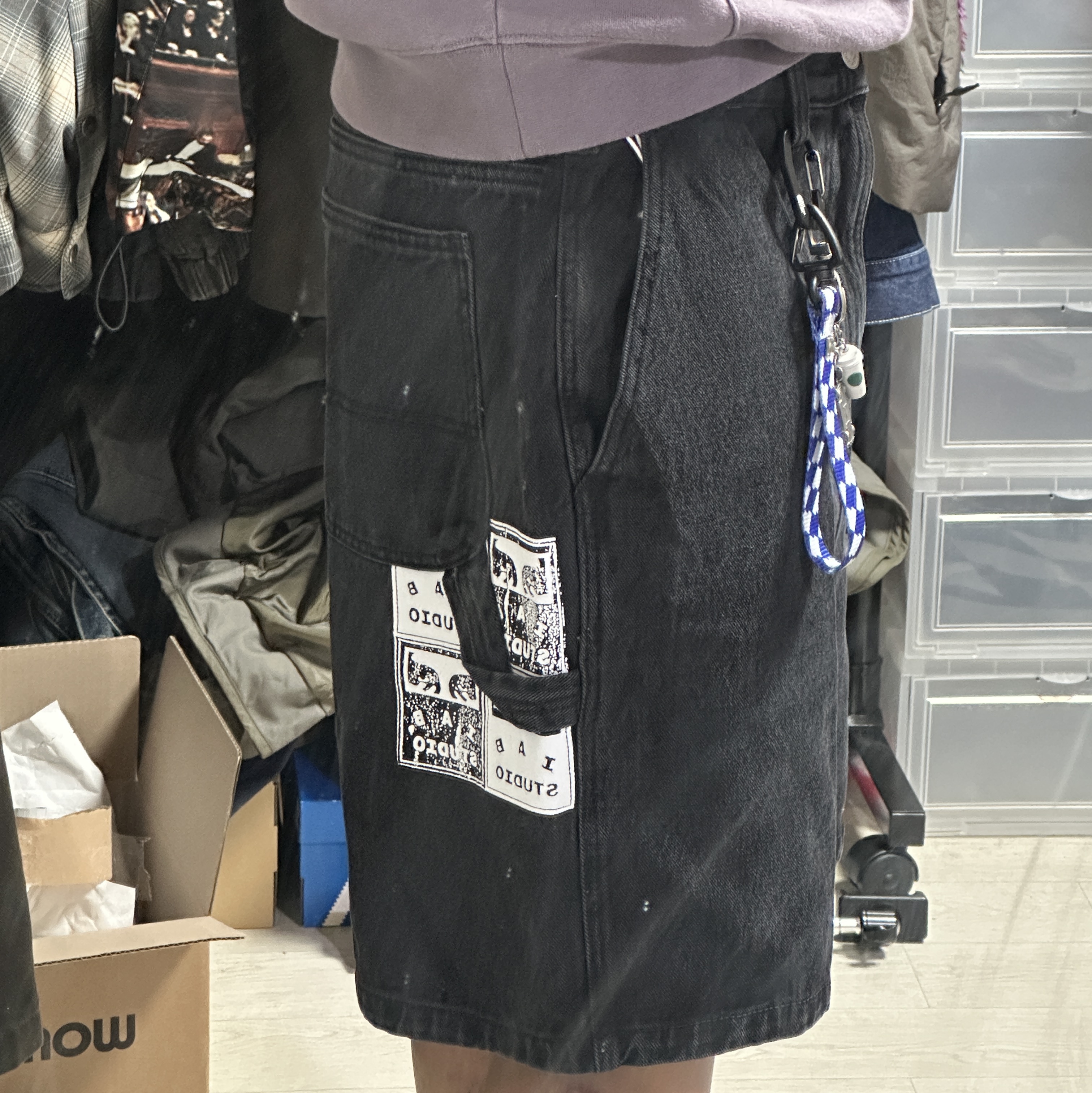 IAB Studio x Obey Poster Carpenter Denim Shorts Dusty Black, Starbucks x MINI Miniature Keychain 착용 스타일 - 2
