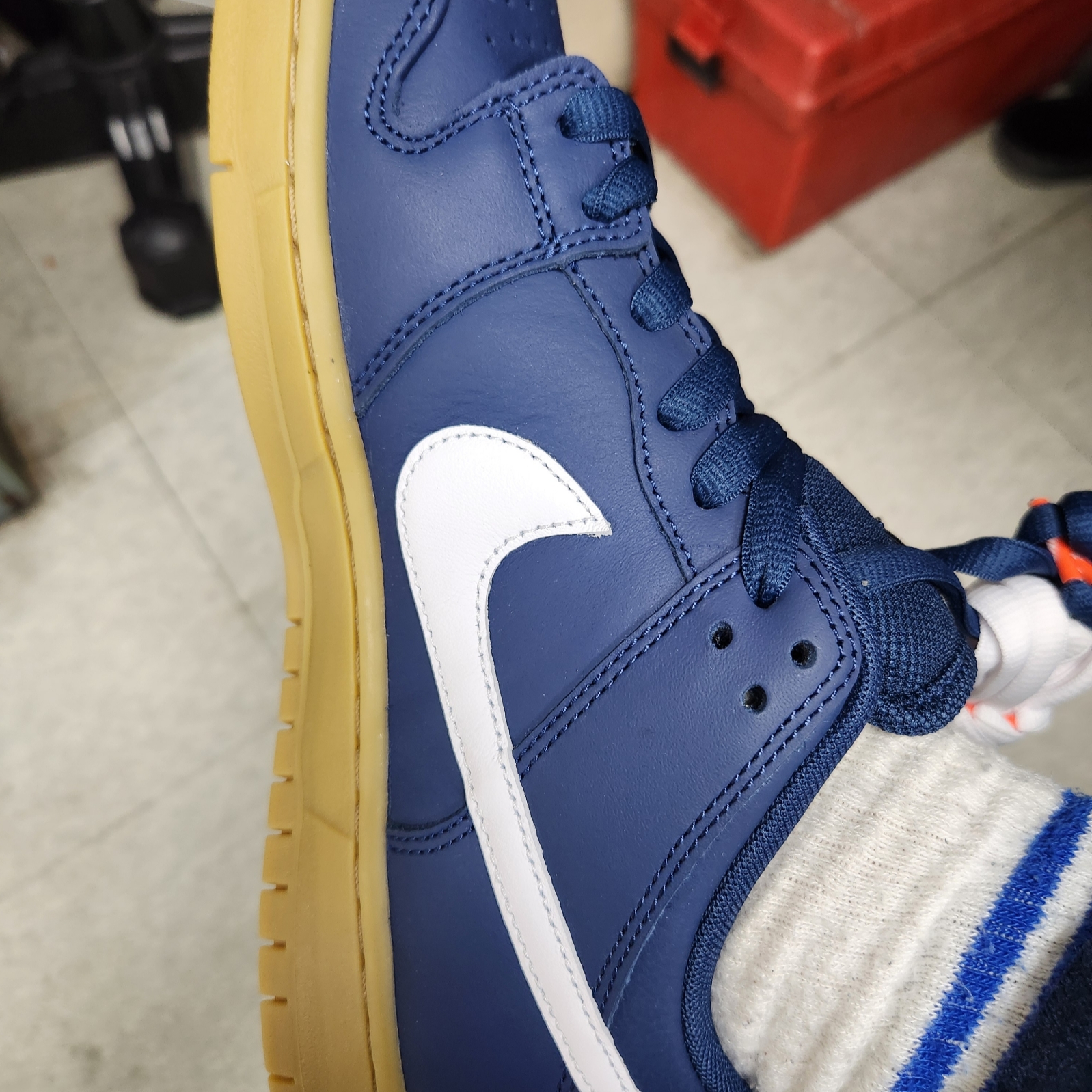 Nike SB Dunk Low Pro Navy Gum 착용 스타일 - 1