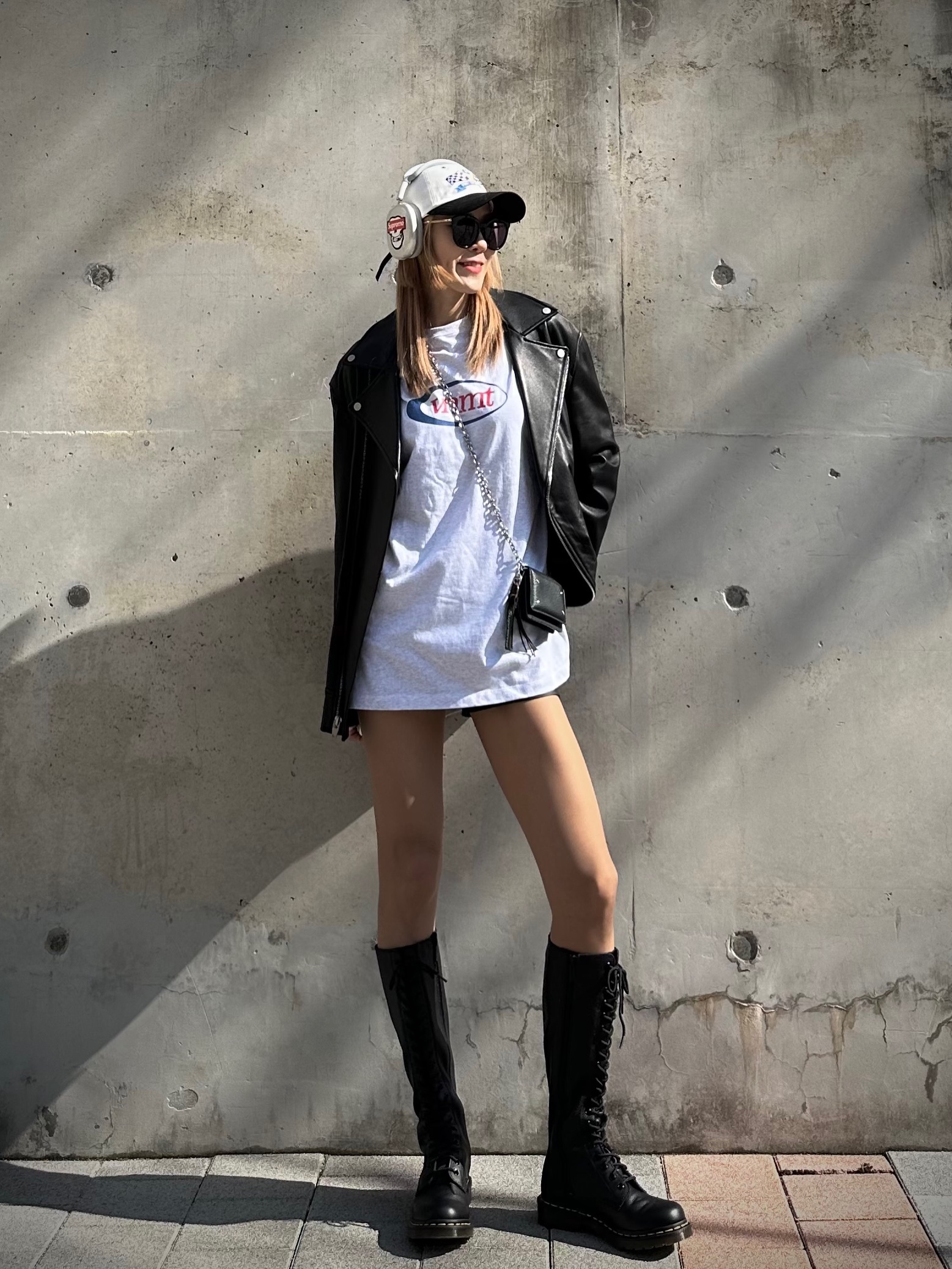 (W) Dr. Martens 1B60 Boots Black, Apple AirPods Max Lightning Silver (Korean Ver.) 착용 스타일 - 3