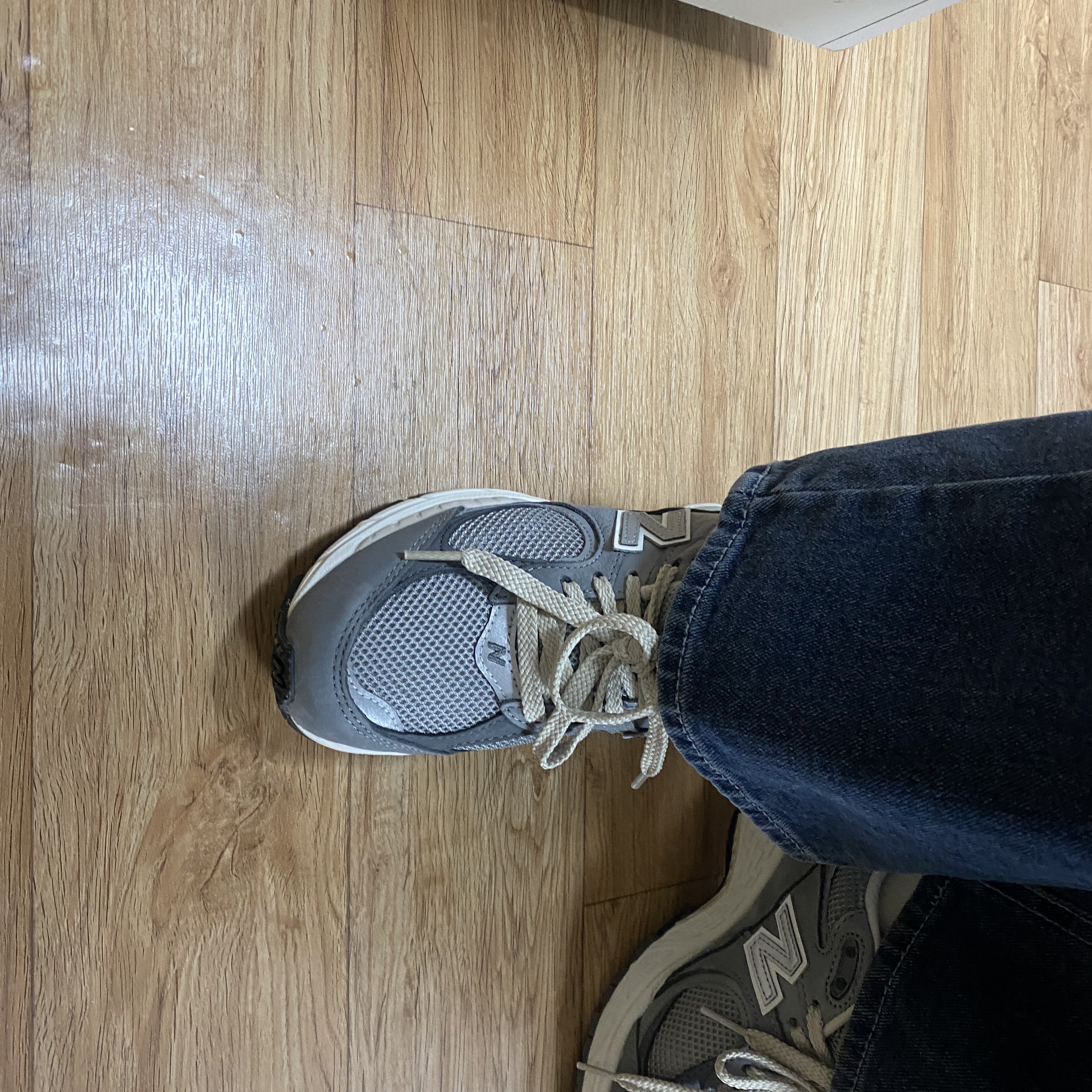 New Balance 2002R Premium Vintage Grey 착용 스타일 - 2