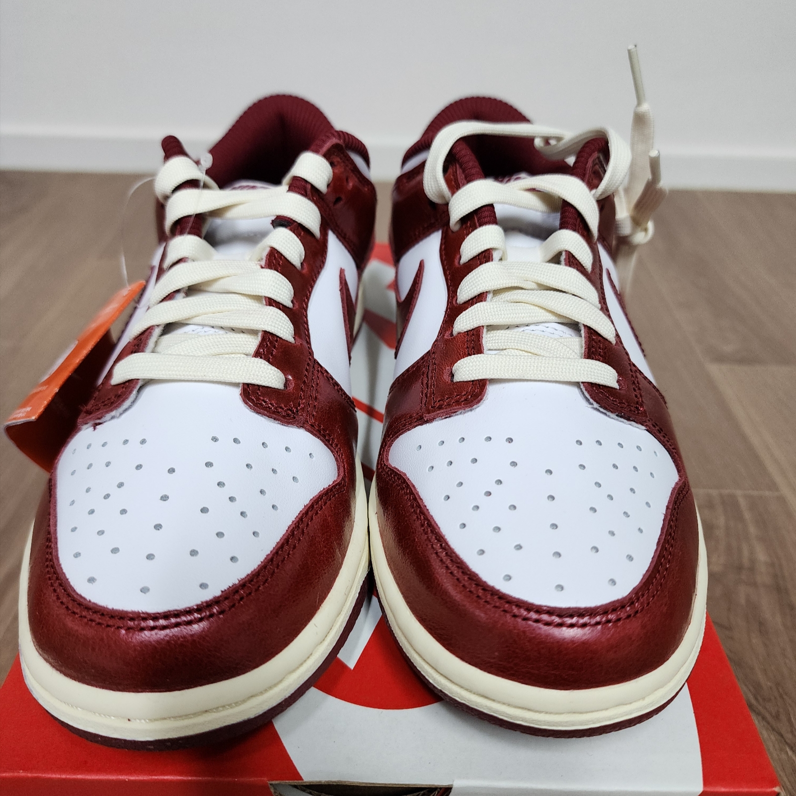 (W) Nike Dunk Low Retro PRM Team Red and White 착용 스타일 - 1