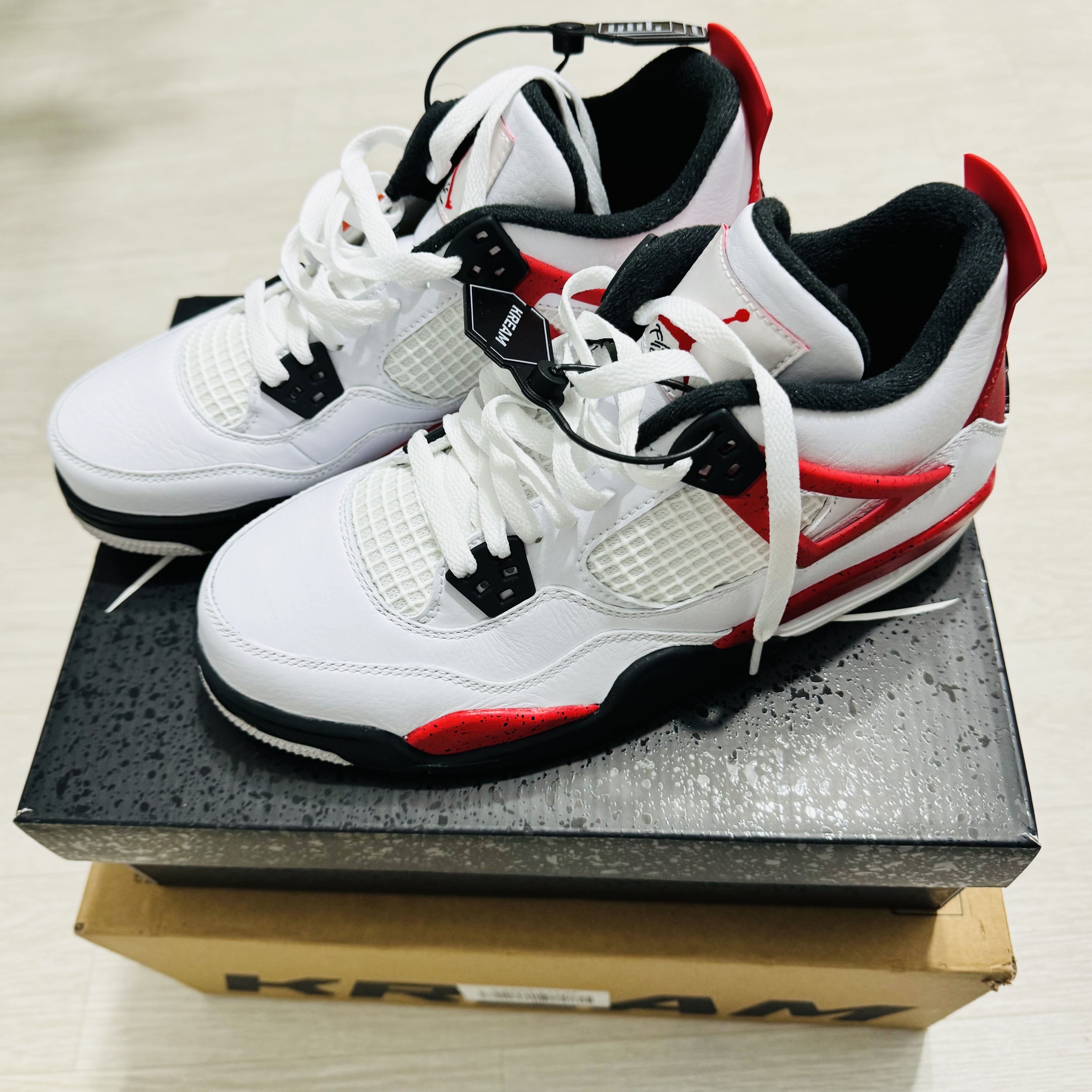 (GS) Jordan 4 Retro Red Cement 착용 스타일